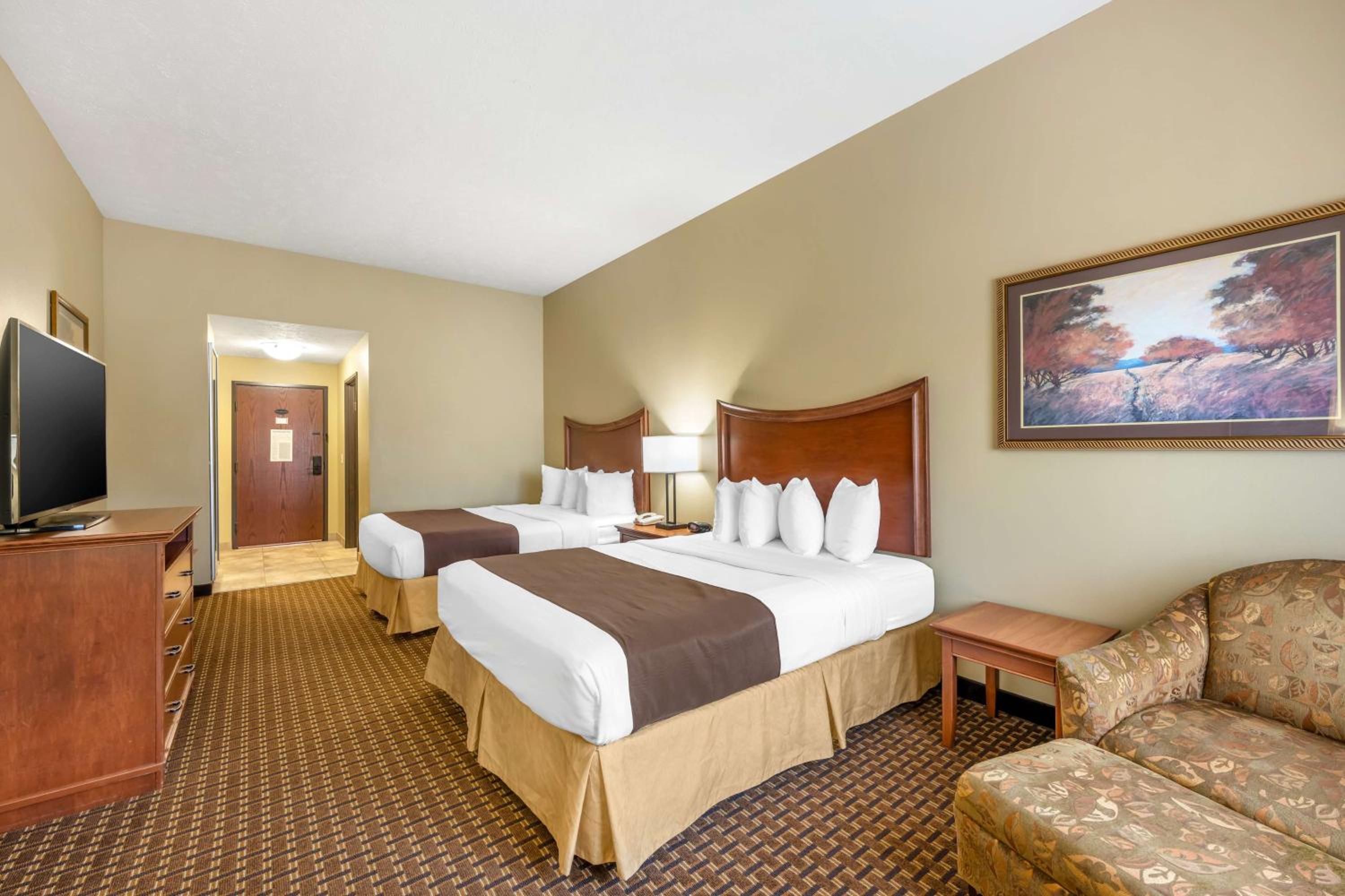 Queen Room with Two Queen Beds and Bath Tub - Disability Access/Non-Smoking  photo 3
