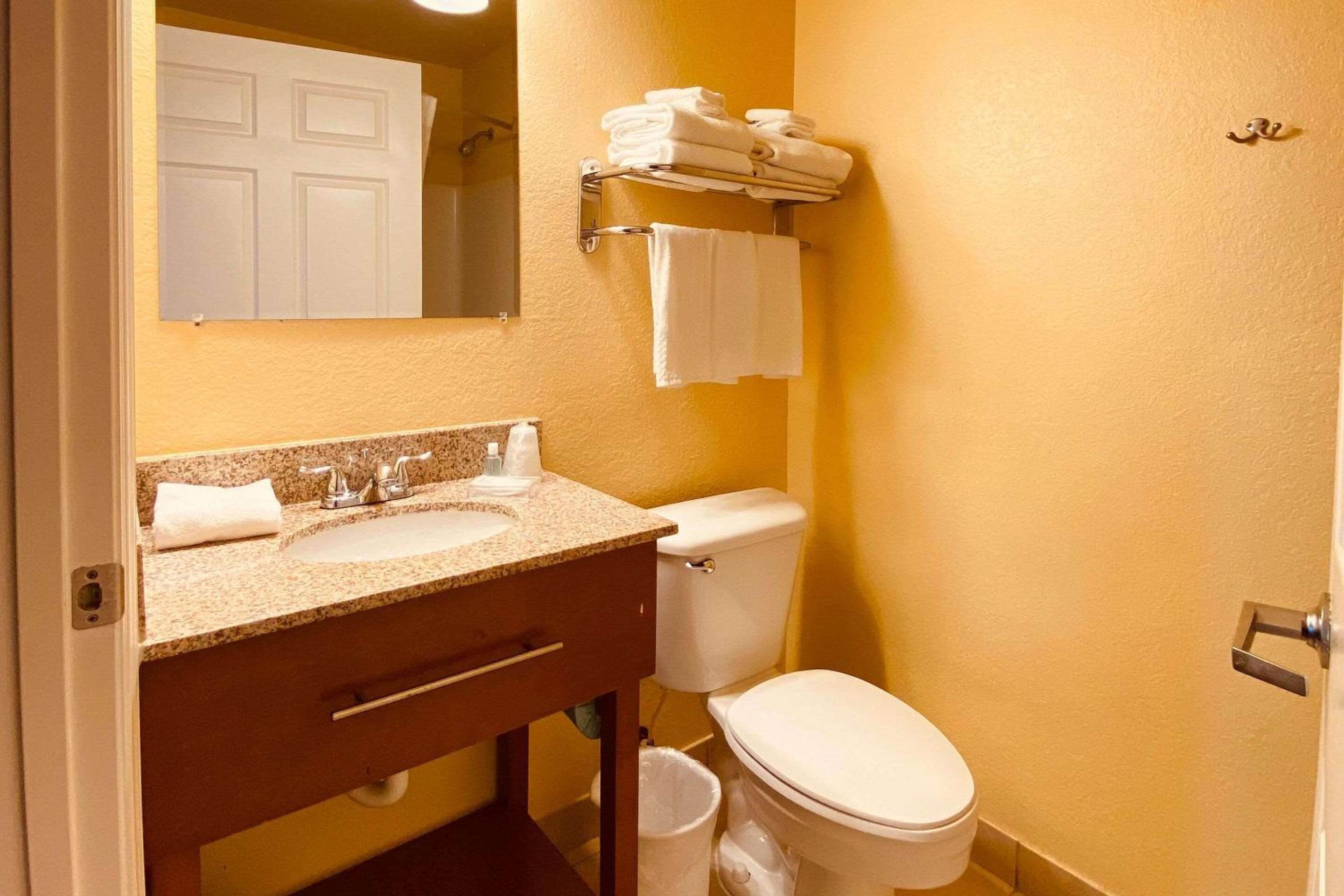 Double Room with Two Double Beds - Non-Smoking - Photo 2