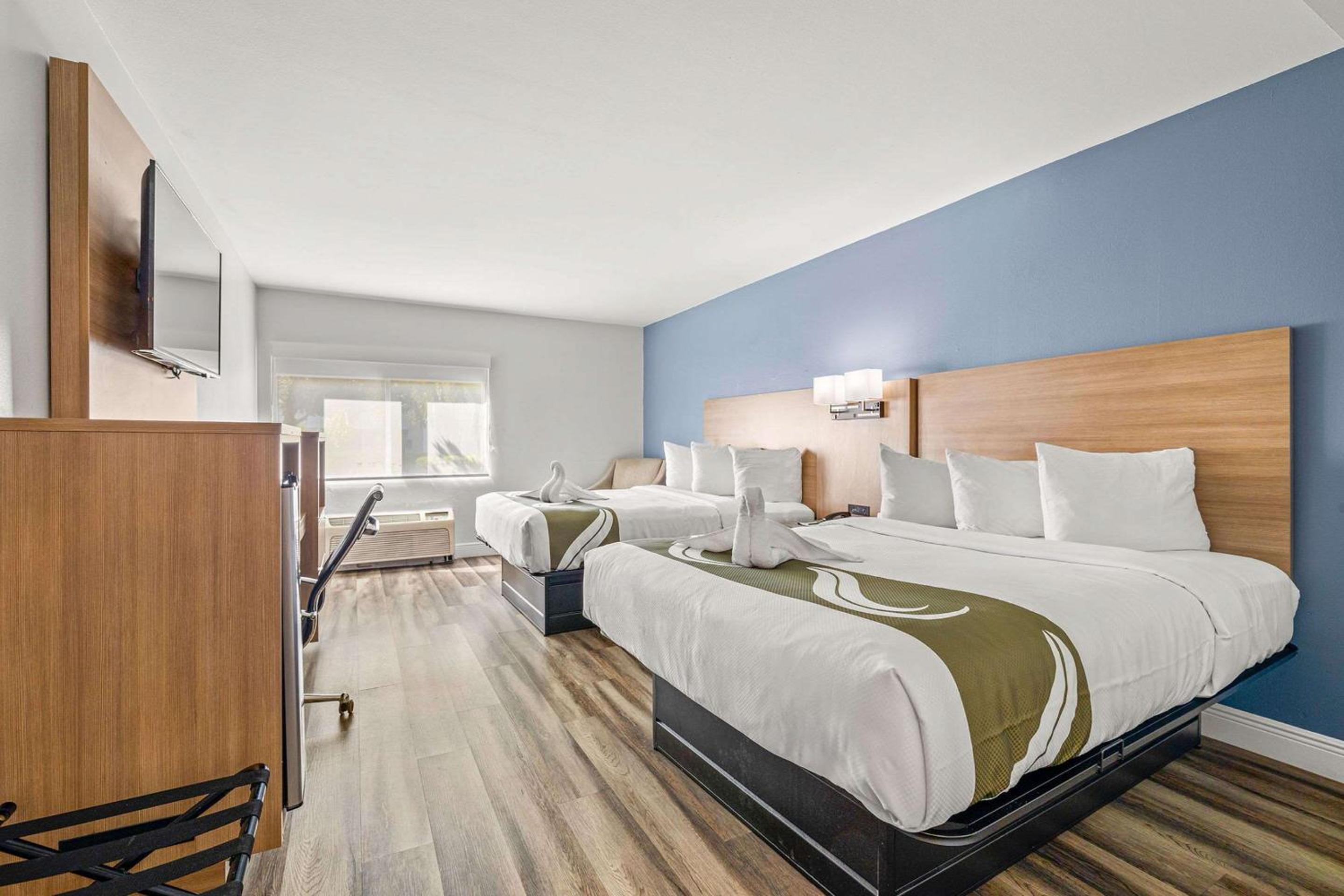 Queen Room with Two Queen Beds - Non-Smoking - Photo 3