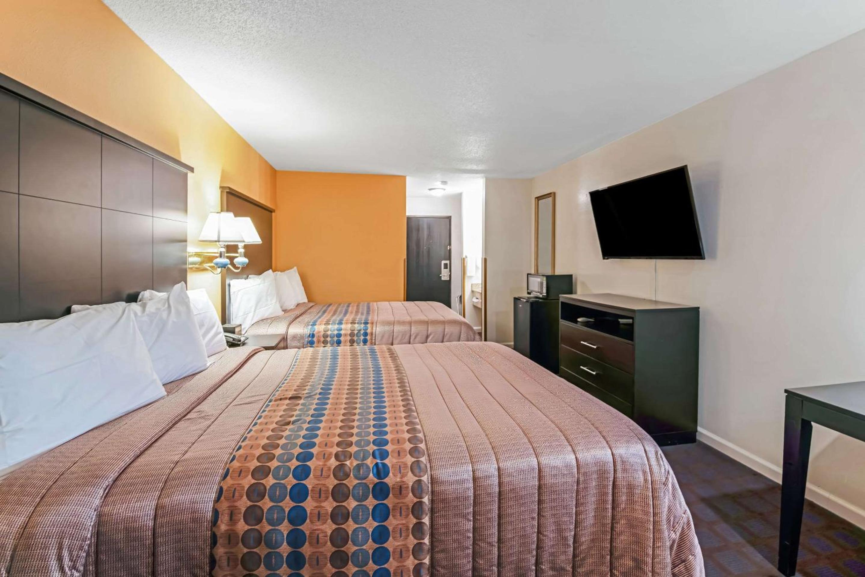 Queen Room with Two Queen Beds - Photo 2