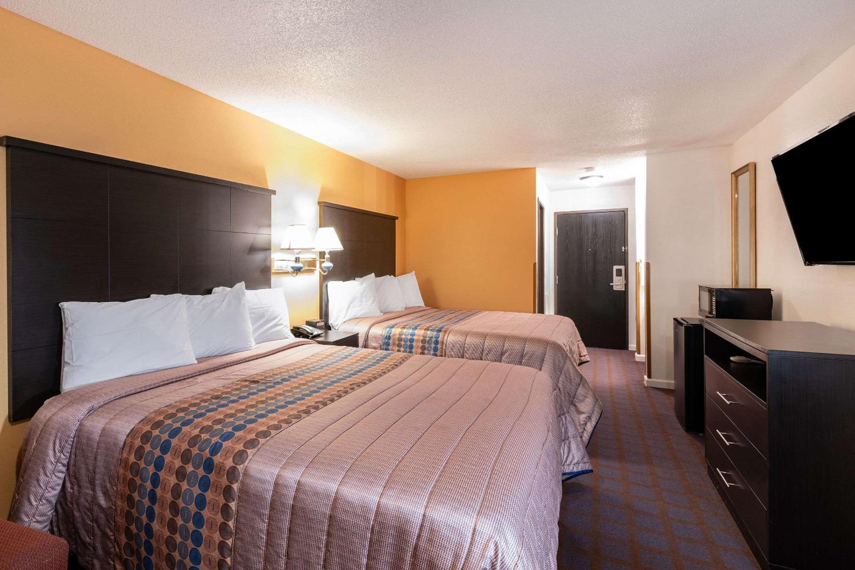 Queen Room with Two Queen Beds - Photo 3
