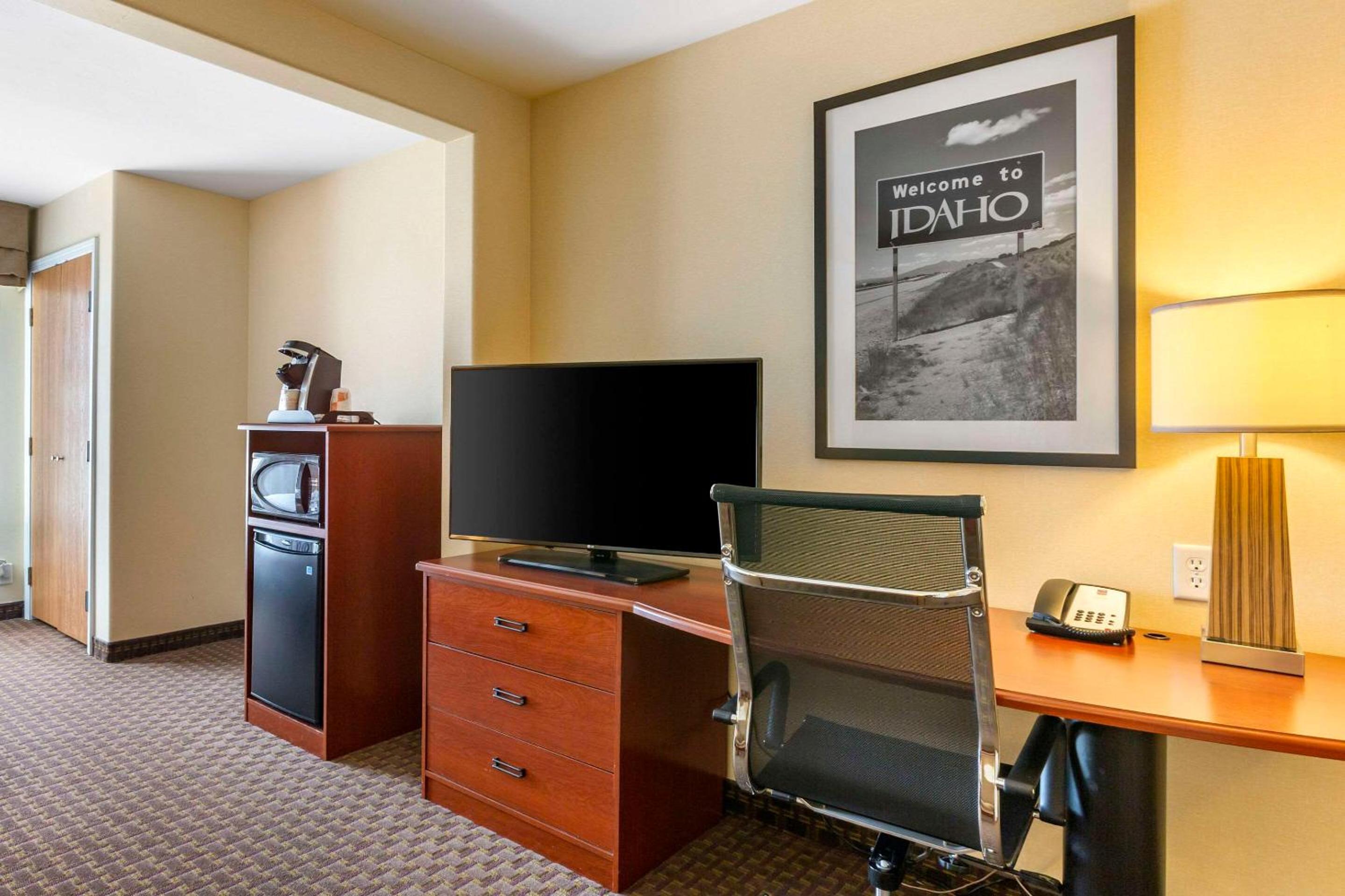 King Suite - Non-Smoking photo 3