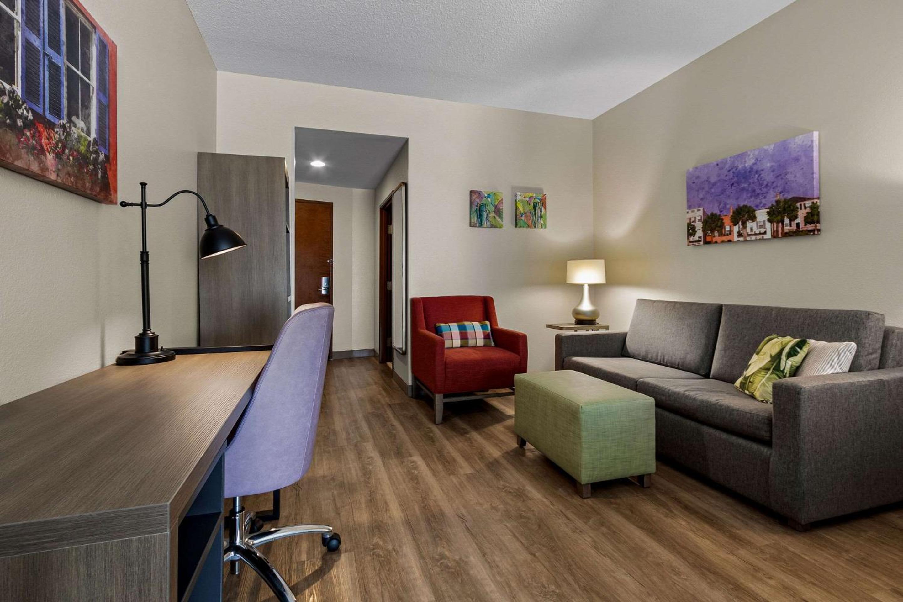 Queen Suite with Two Queen Beds - Photo 3