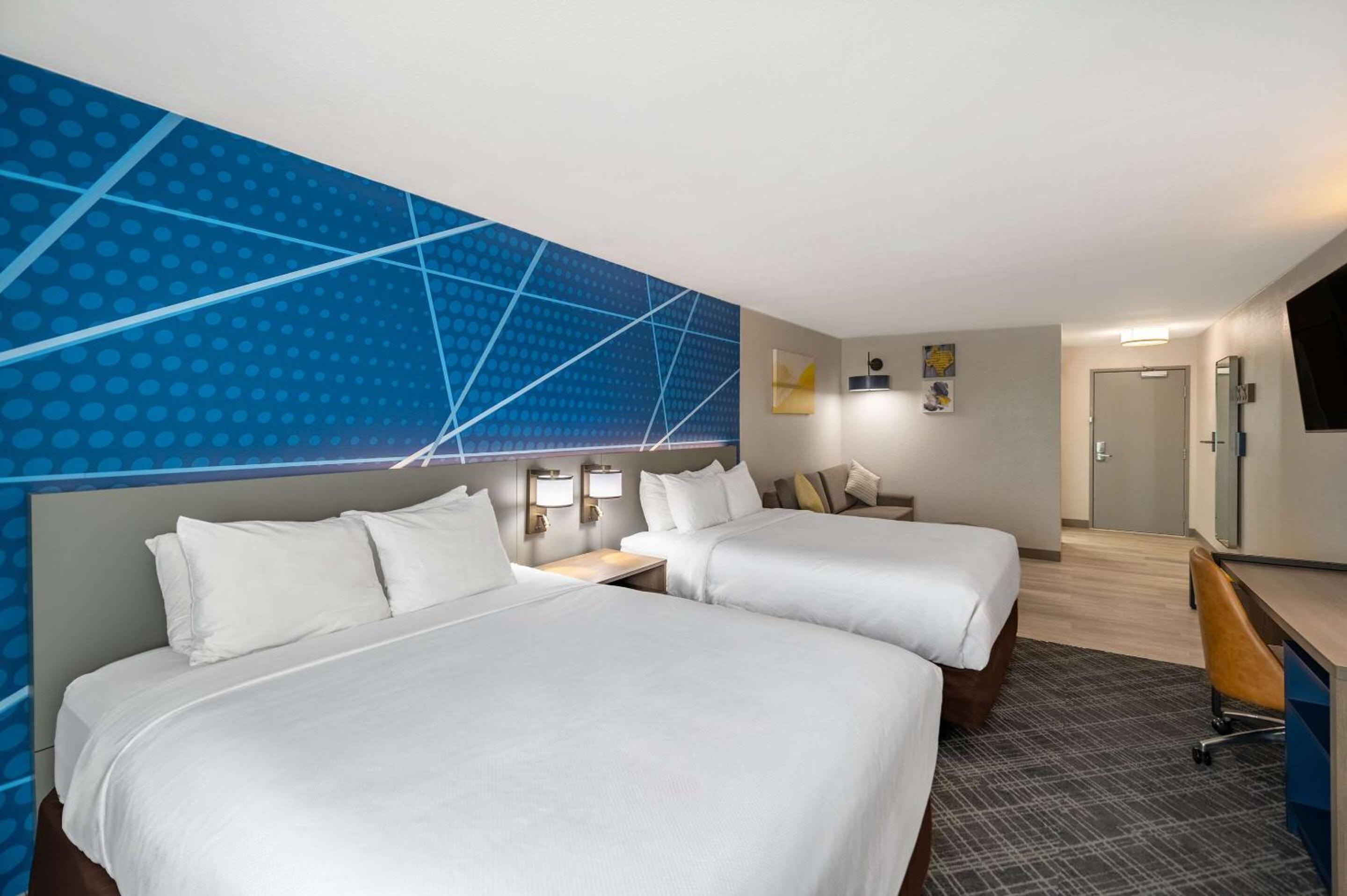 Queen Suite with Two Queen Beds - Non-Smoking - Photo 3