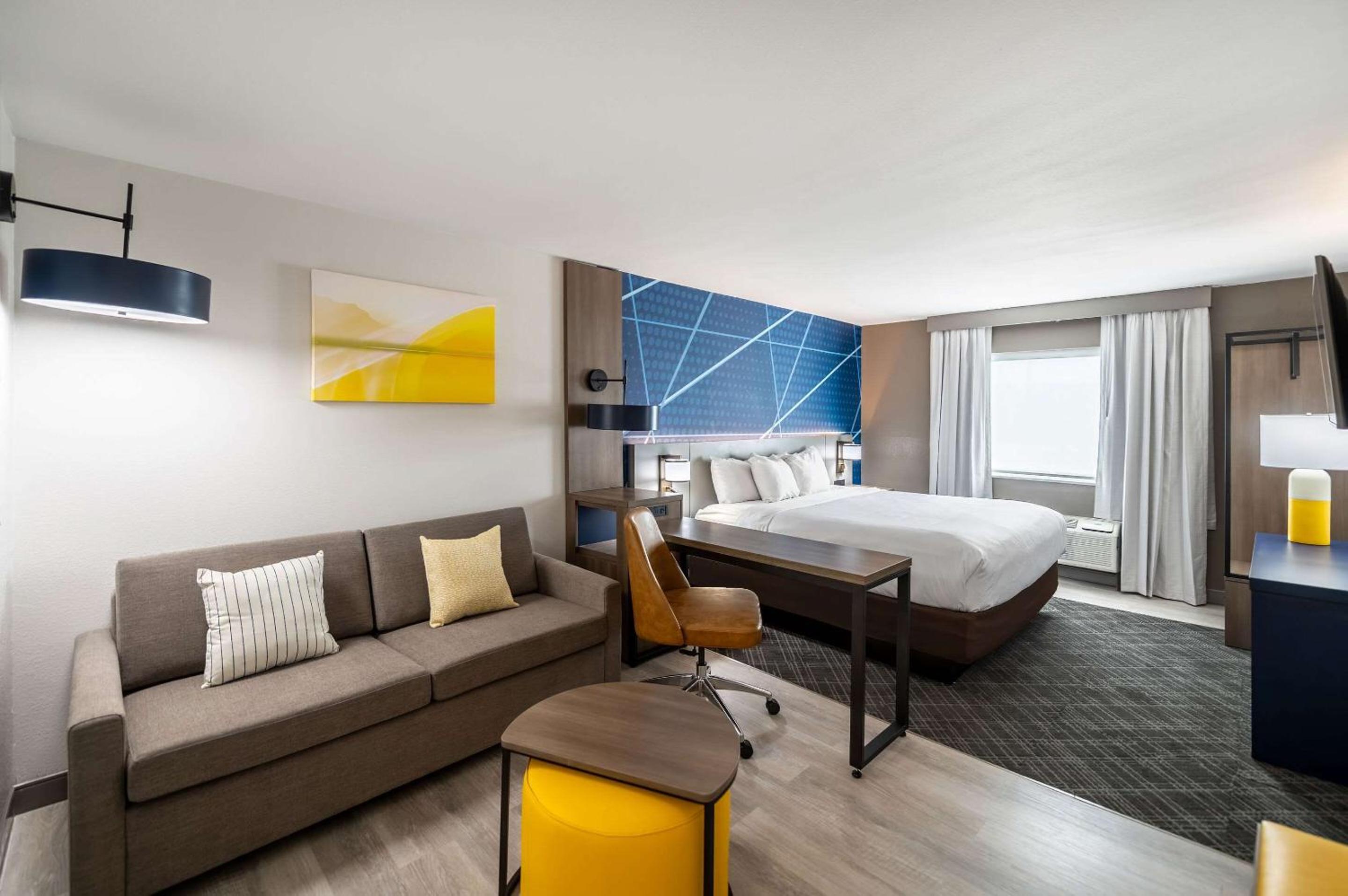 King Suite - Non-Smoking - Photo 1