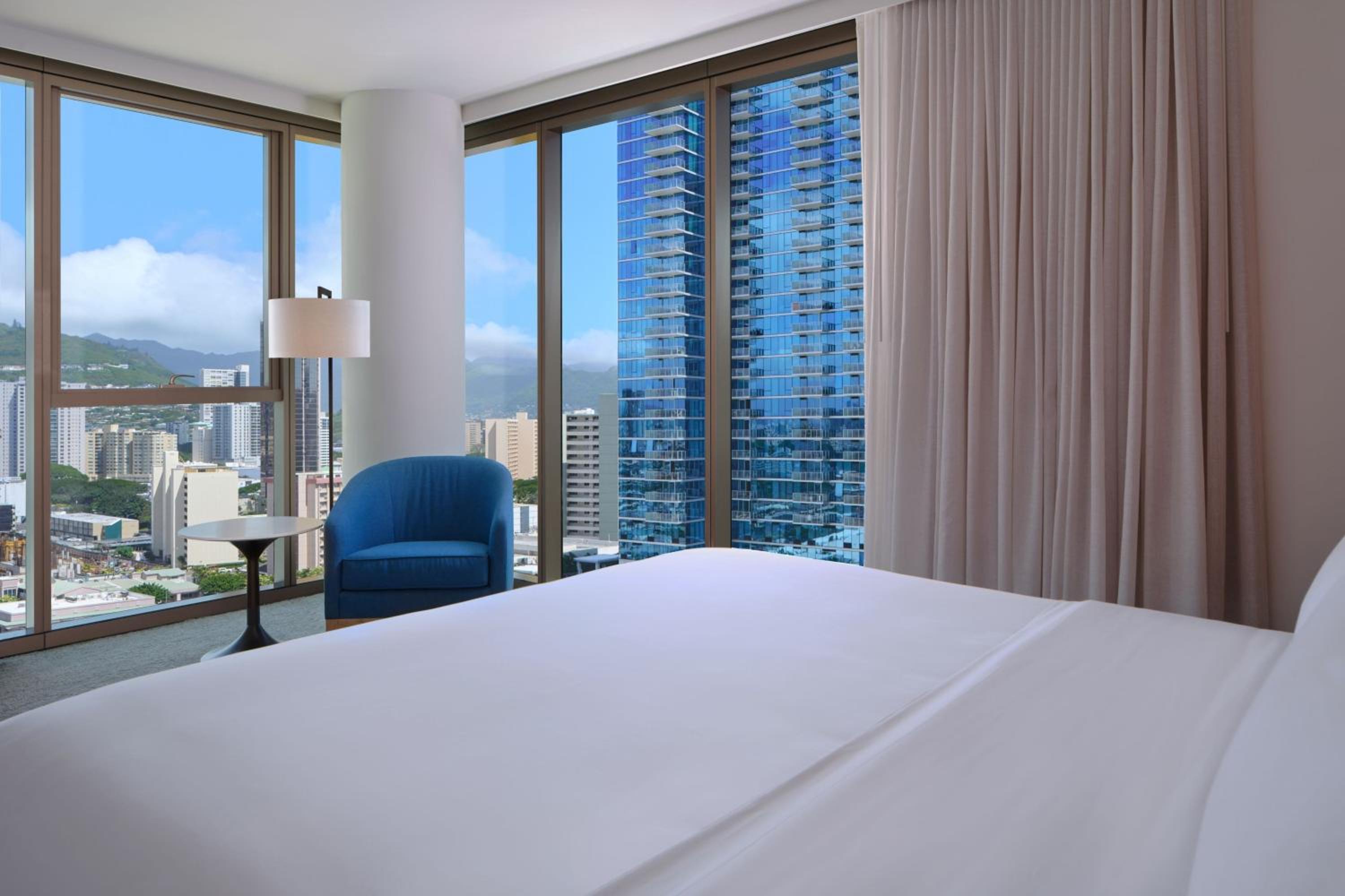 One -Bedroom King Suite with Panoramic View and Sofa Bed photo 3
