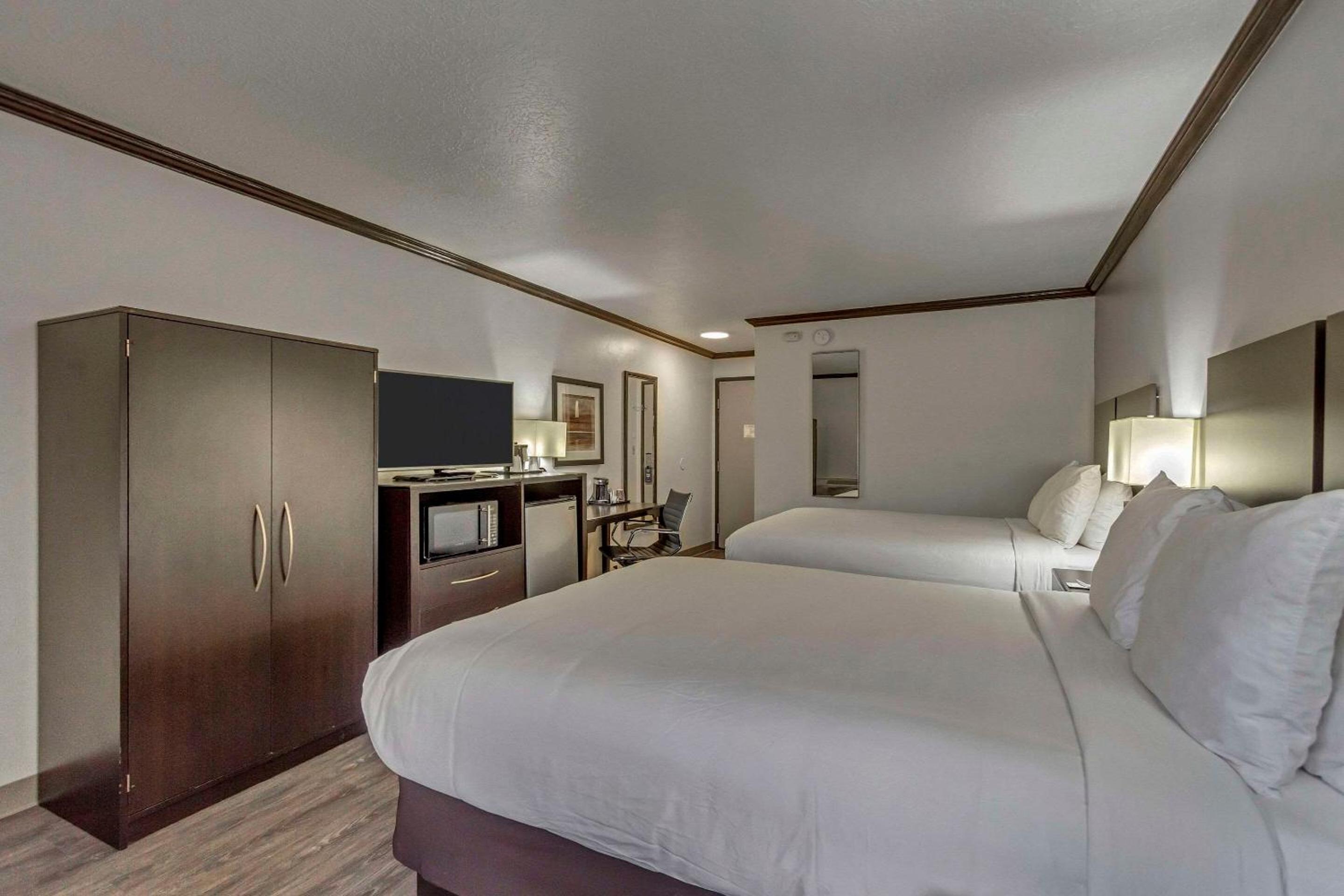 Queen Room with Two Queen Beds - Non-Smoking - Photo 7