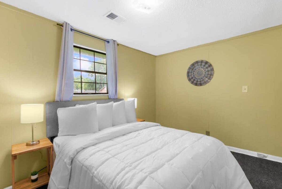 Five-Bedroom House photo 3
