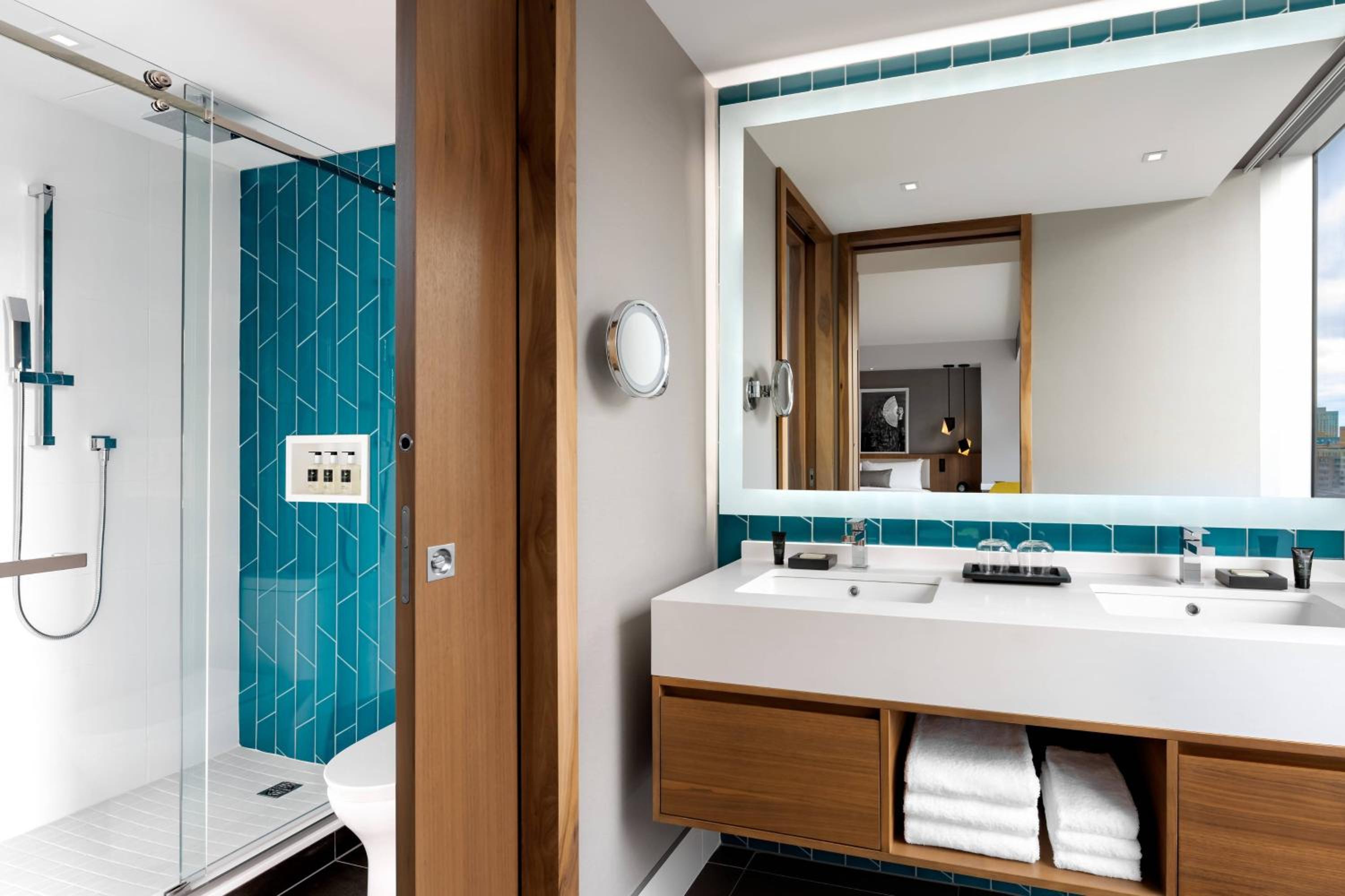 Junior suite with 1 King - Photo 6