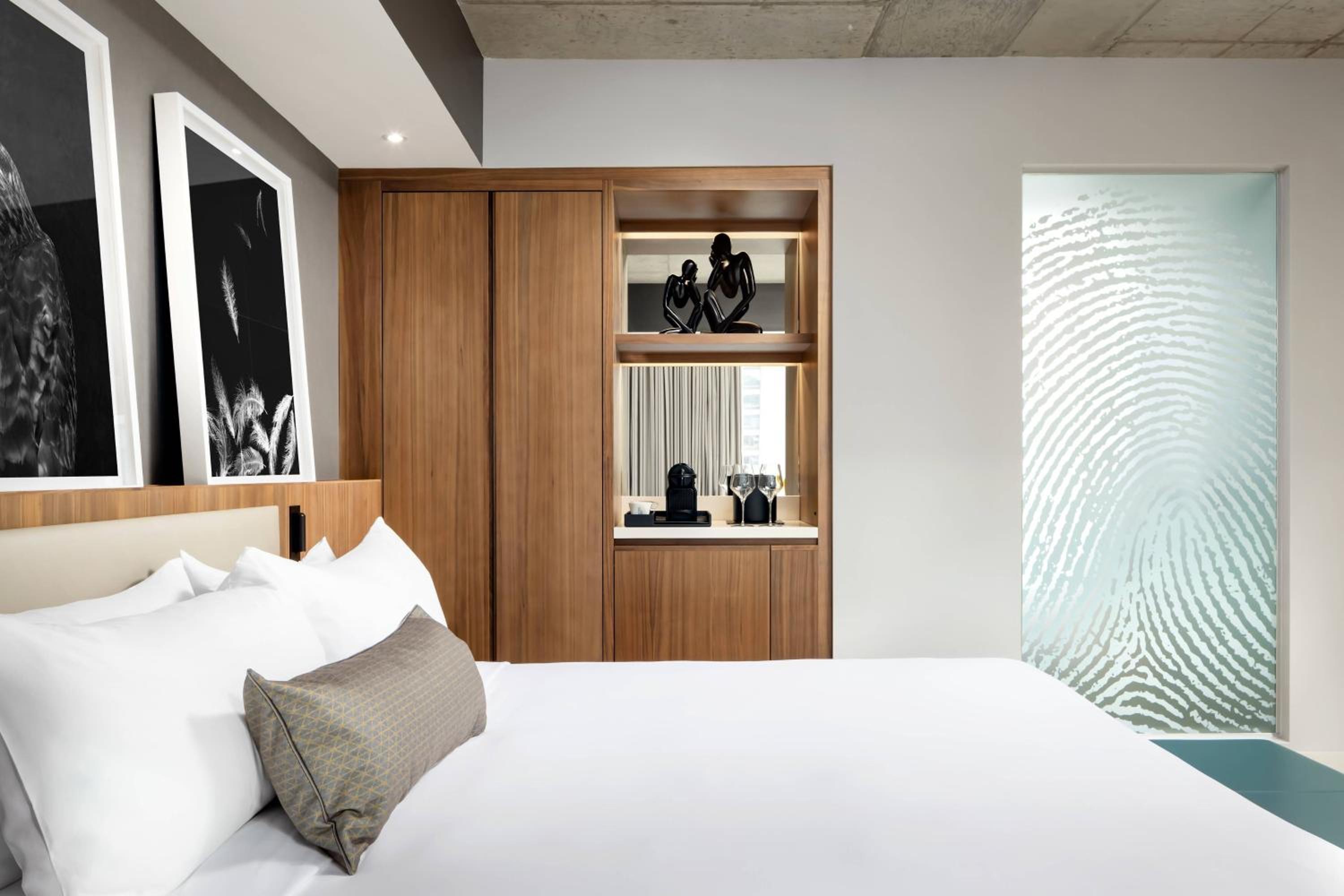 Deluxe Corner King Room - Photo 6