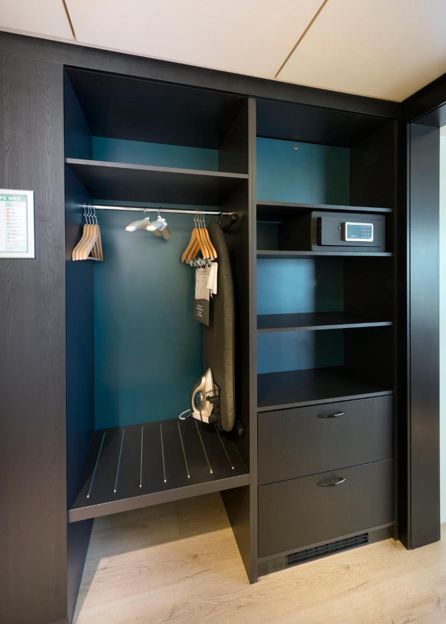 Premium King Room - Photo 3