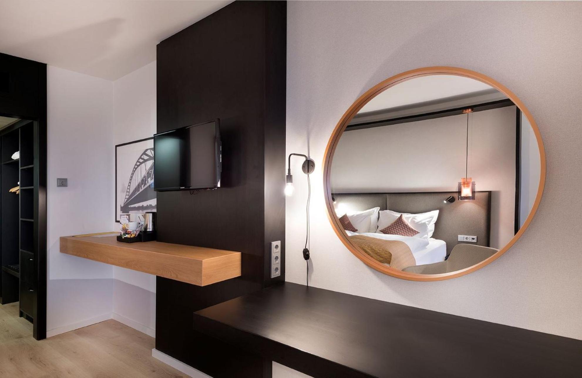 Premium King Room - Photo 7