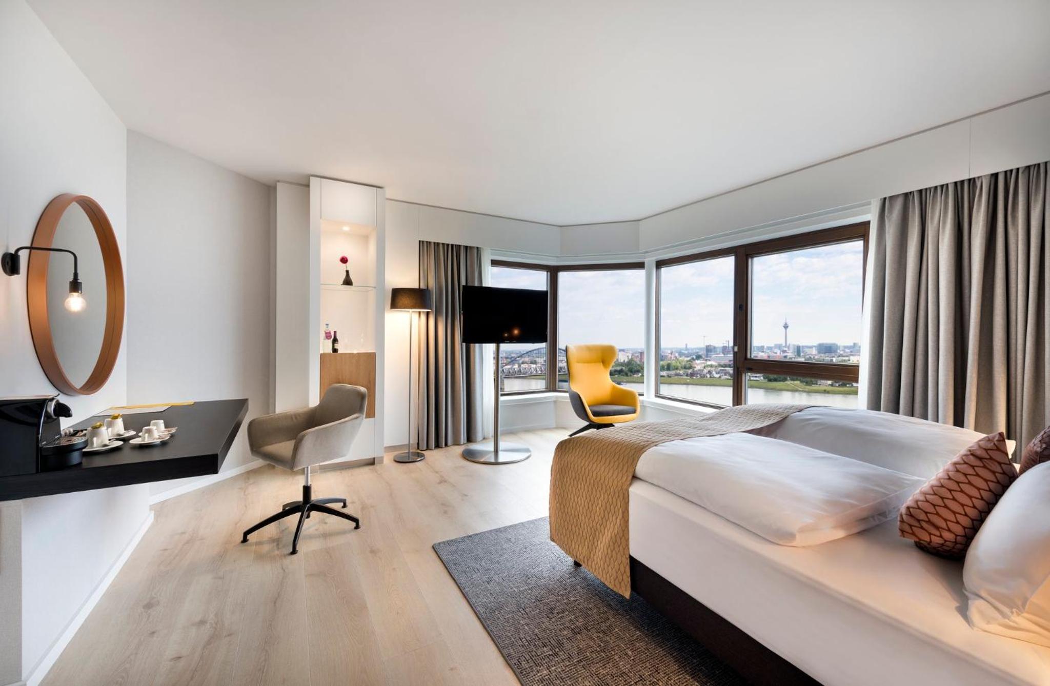Premium King Room with River View - Photo 4