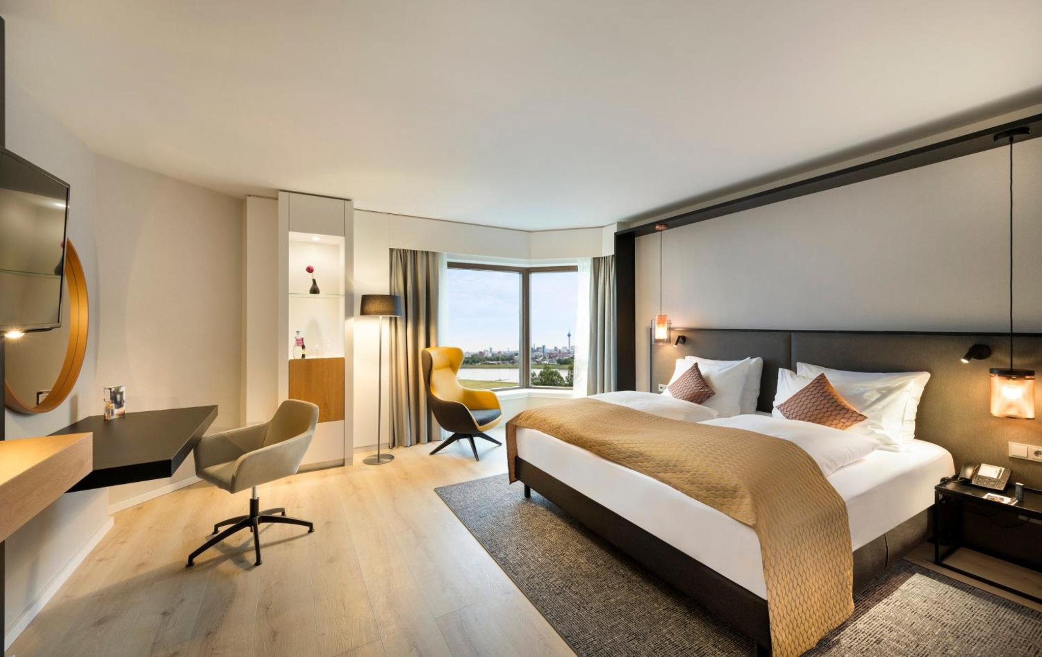 Premium King Room - Photo 2