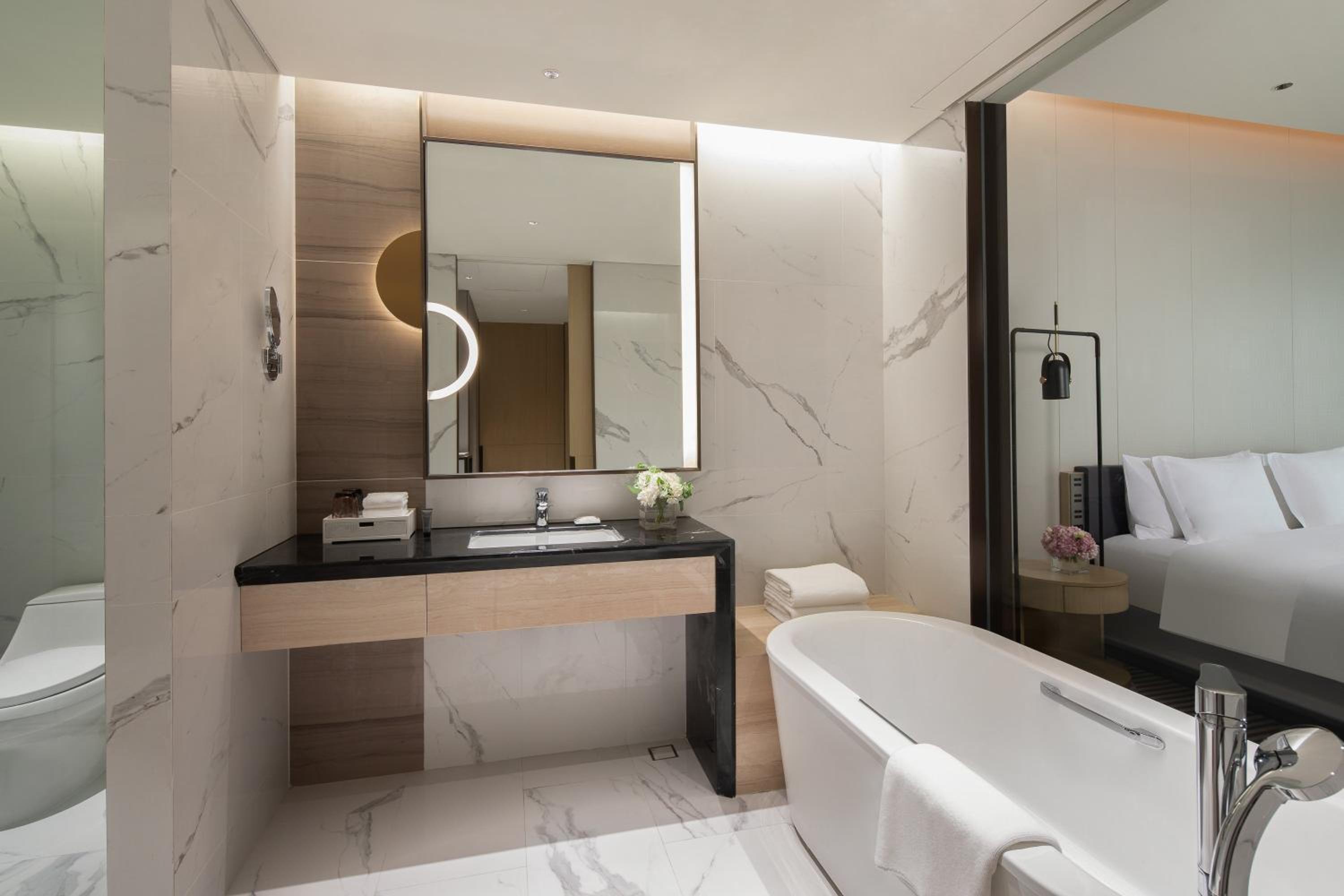 One-Bedroom Suite Lounge Access - Photo 4