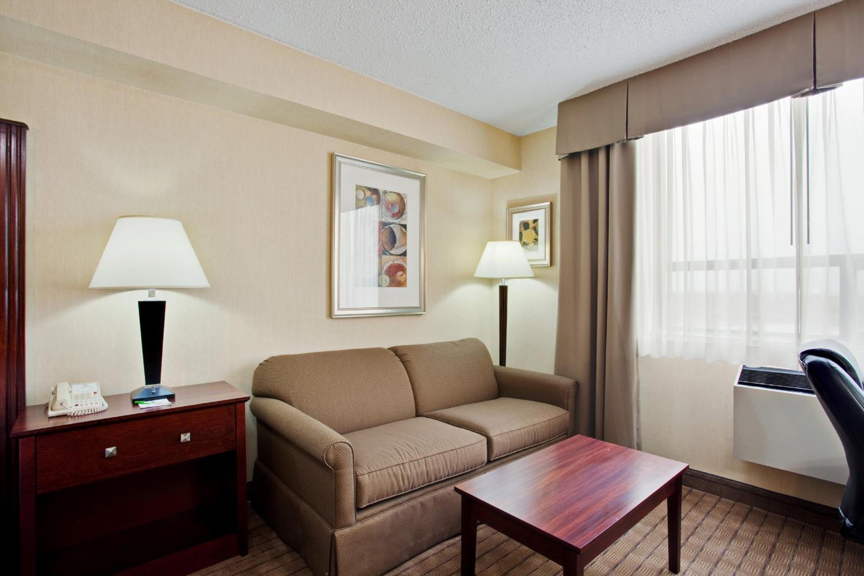 One-Bedroom King Suite photo 2