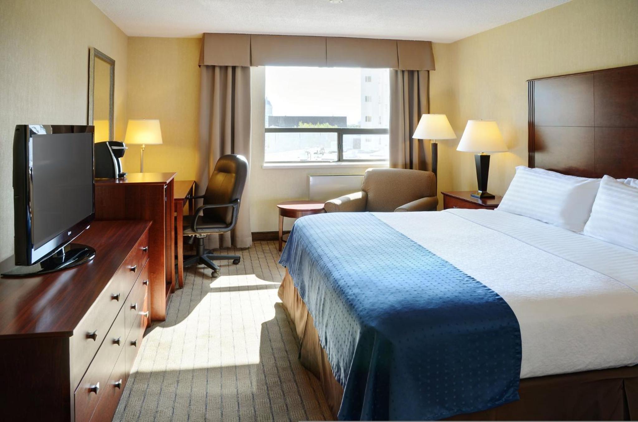 Standard King Room with Mobility Accessible Roll-In Shower photo 1