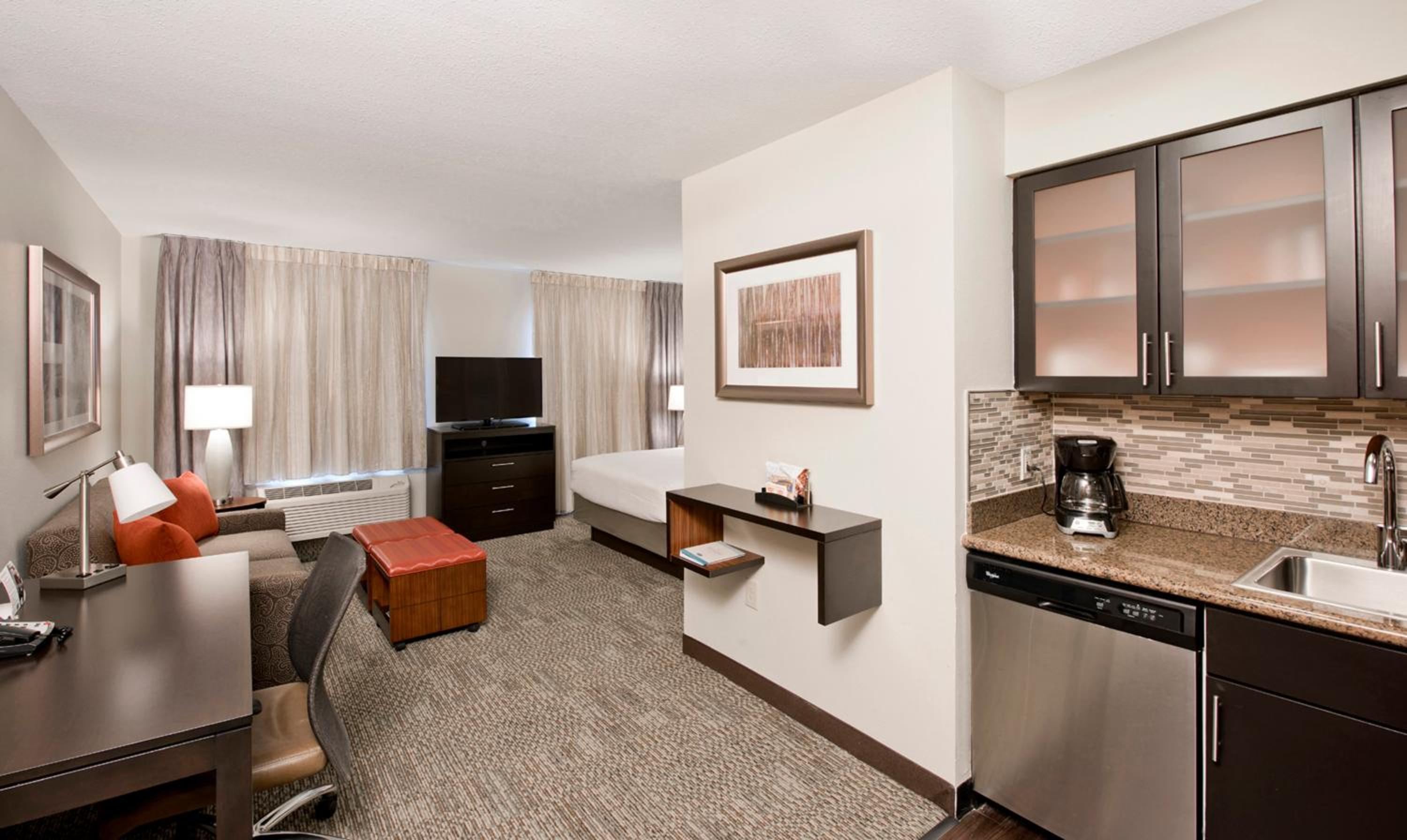 Studio Queen Suite - Photo 1