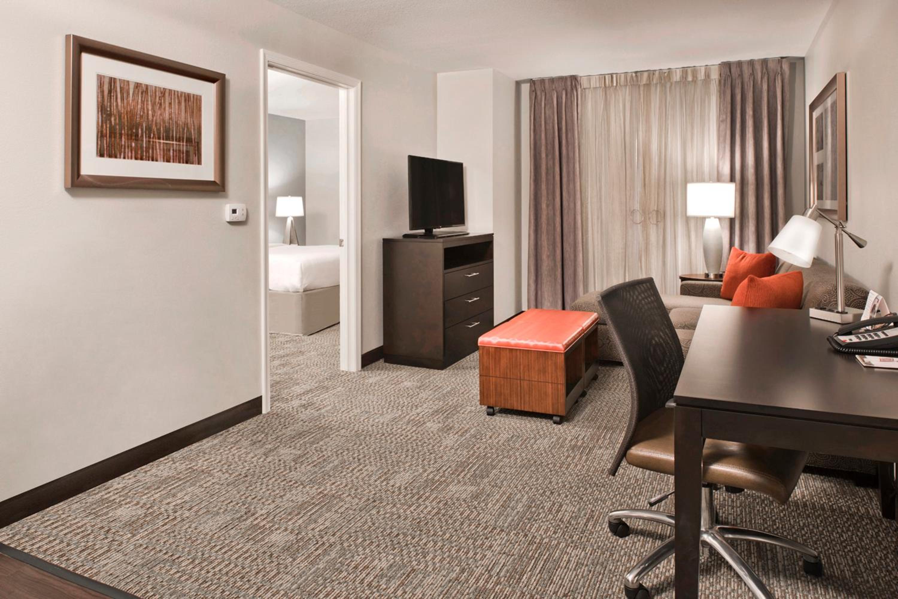 One-Bedroom Queen Suite - Mobility Accessible Roll-In Shower - Photo 2