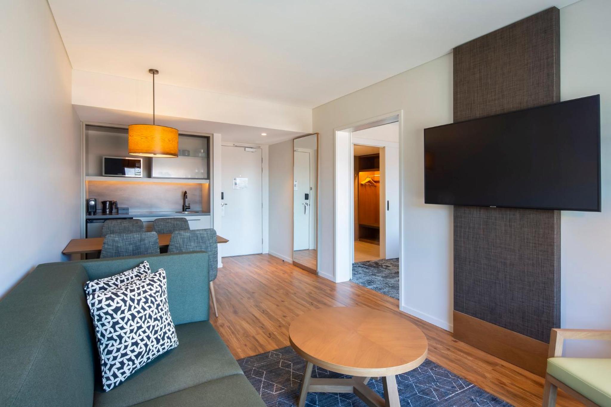 One-Bedroom Suite with Gondola View - Free Breakfast - Photo 5