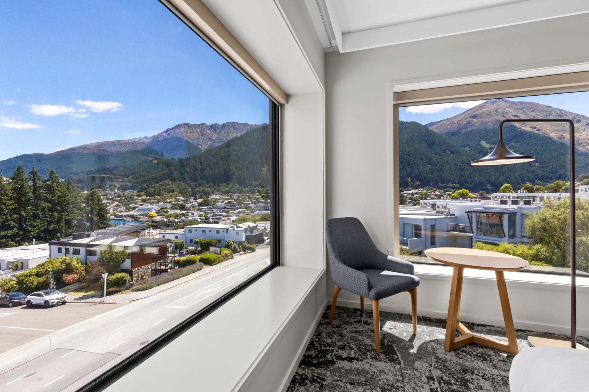 Standard Queen Room with Panoramic Window - Free Breakfast