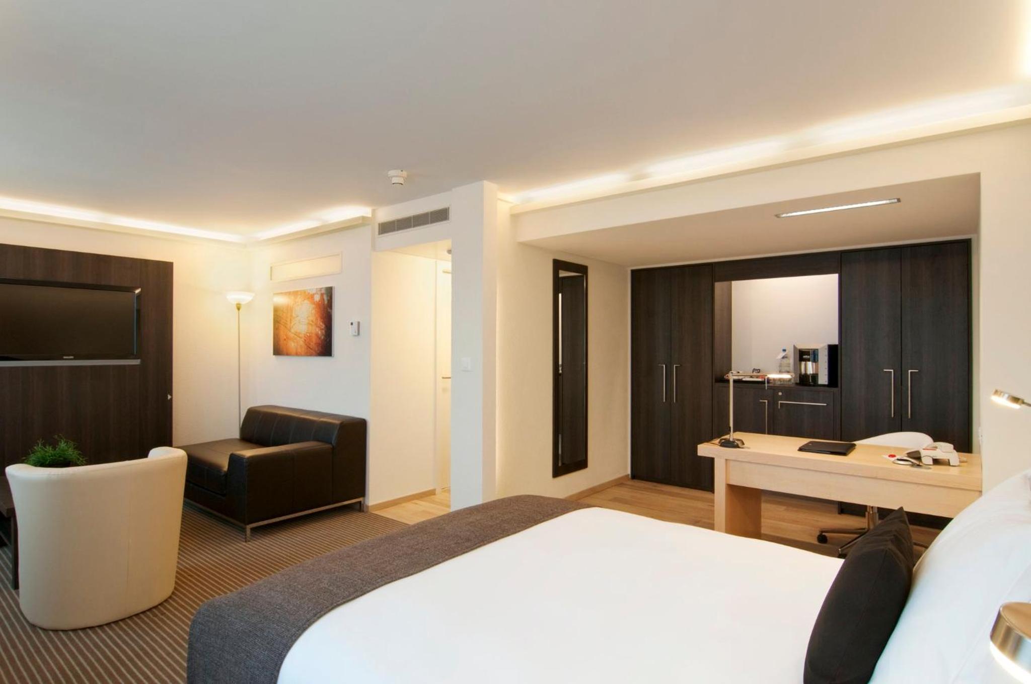 Junior Queen Suite with Lounge - Photo 1