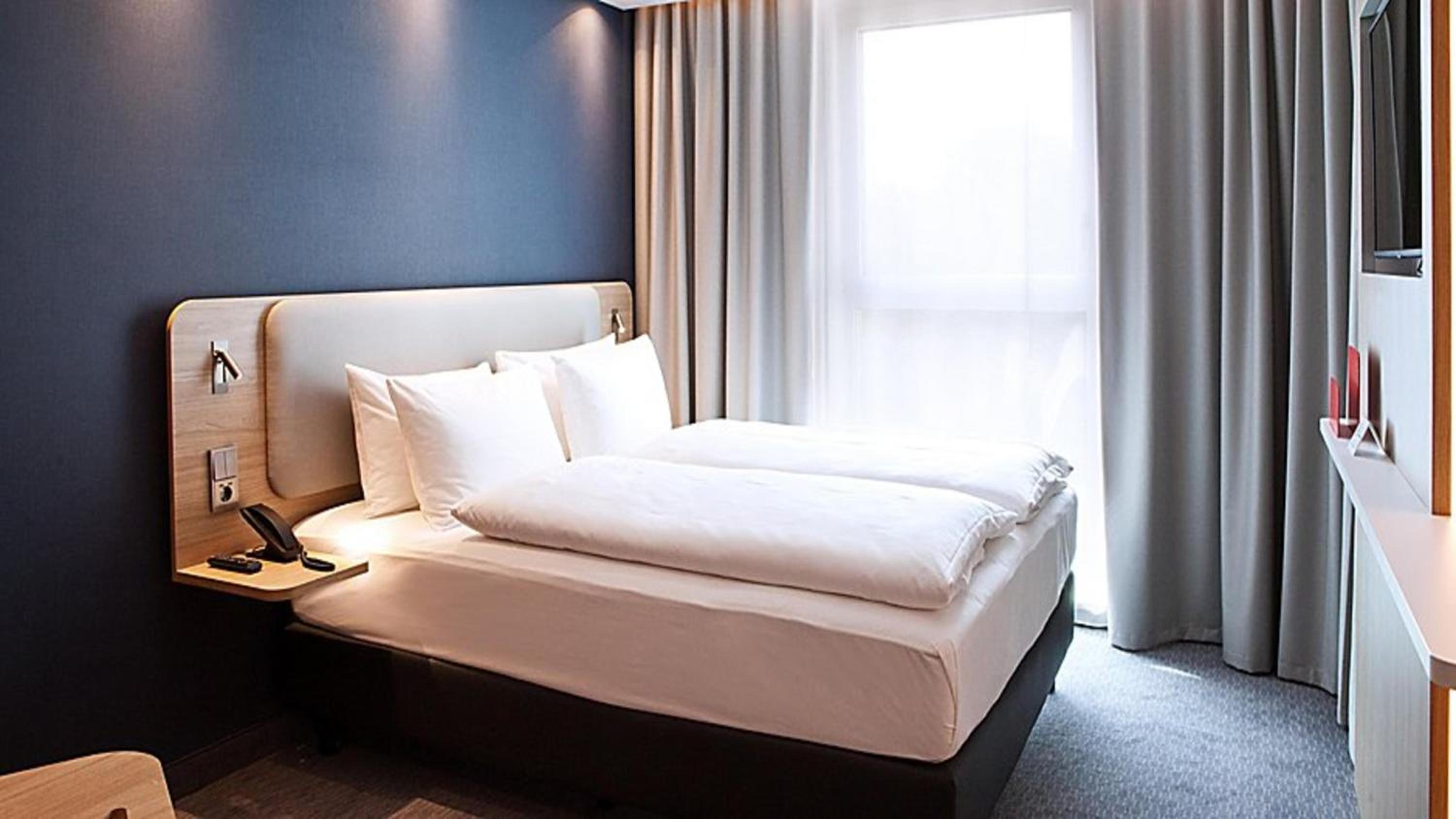 Standard Queen Room - Photo 7