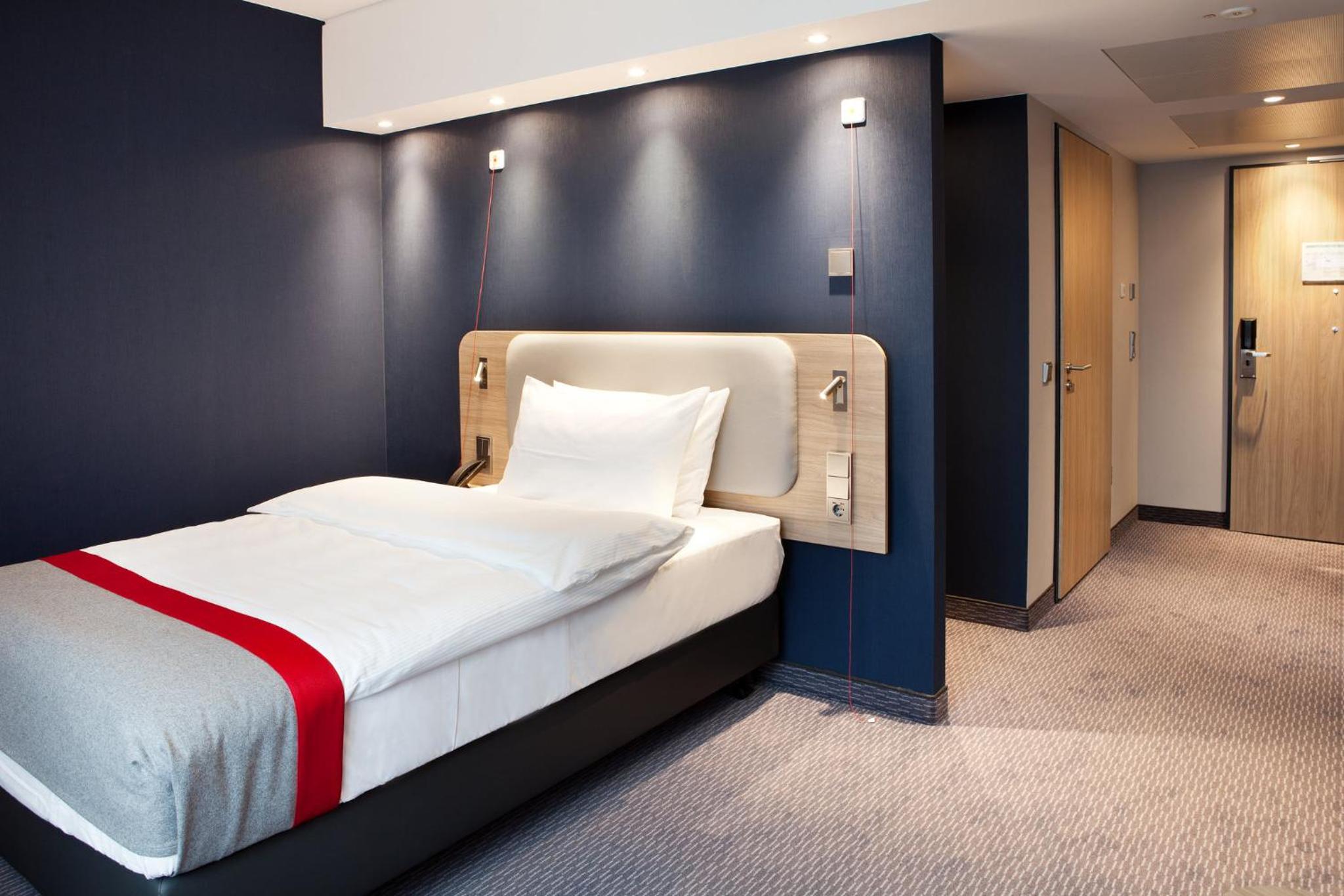 Standard Queen Room - Accessible - Photo 6