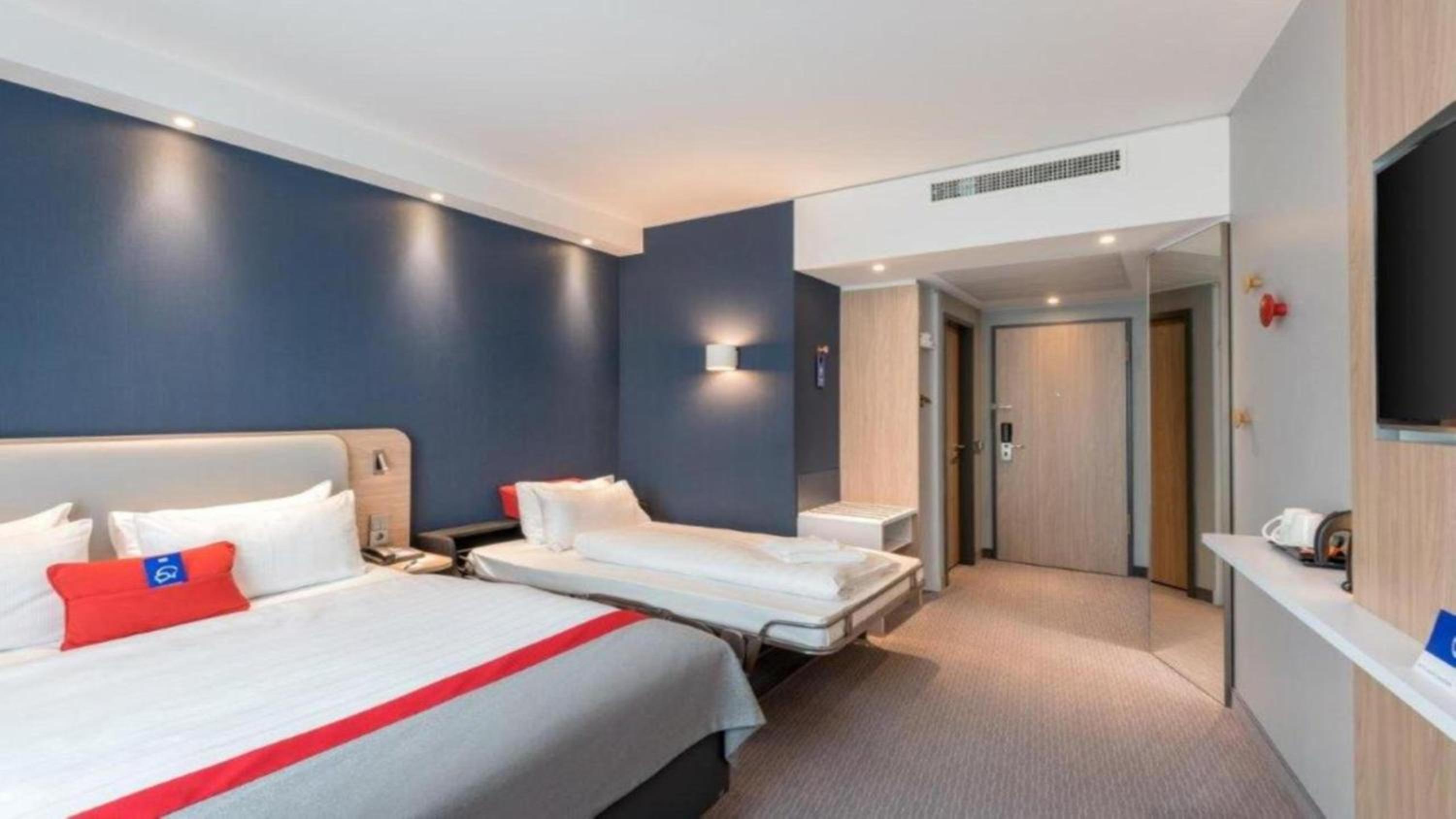 Standard Queen Room with Sofa Bed - Non-Smoking - Photo 2