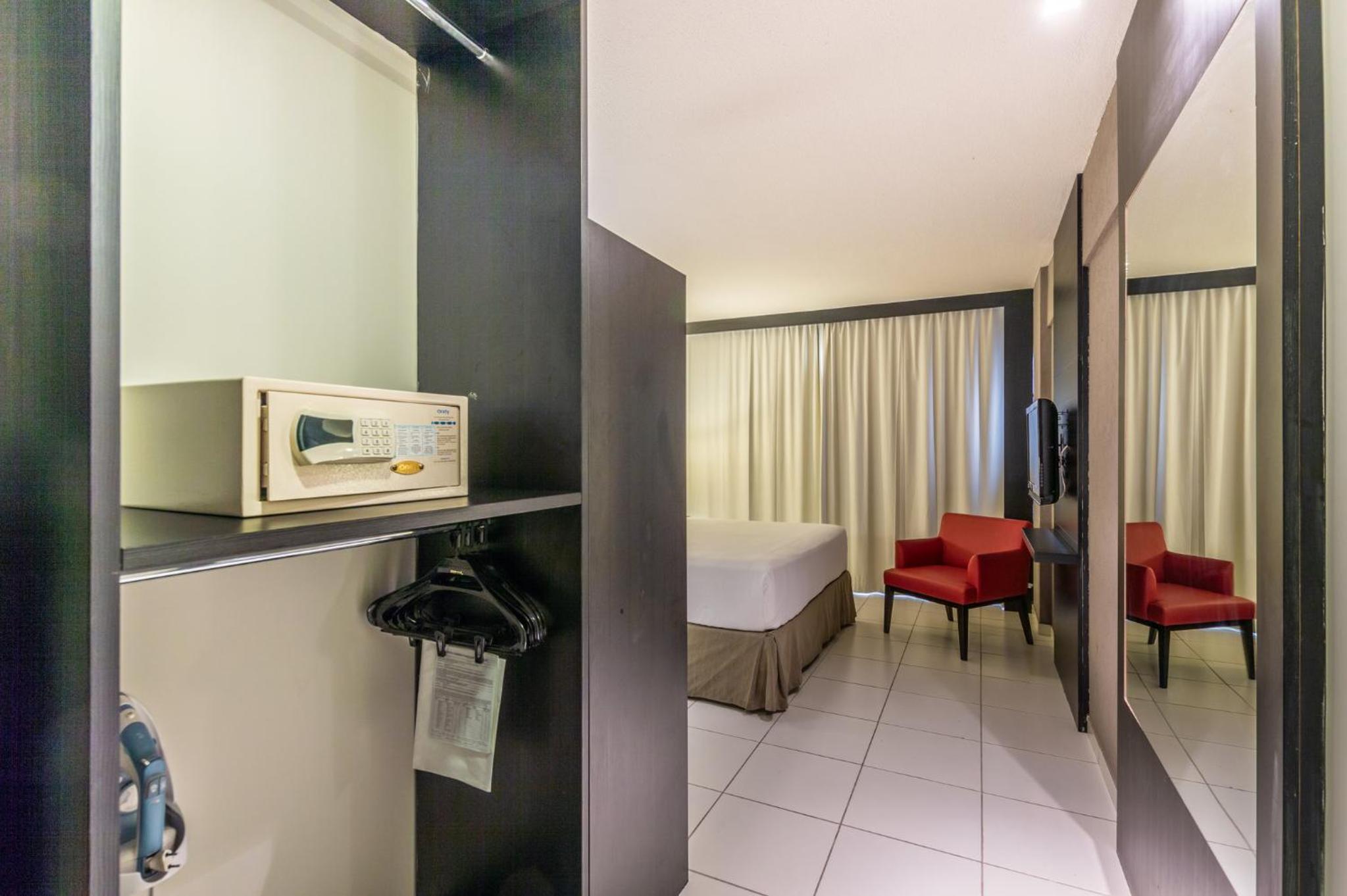 King Room with Roll-In Shower - Mobility Access - Photo 1