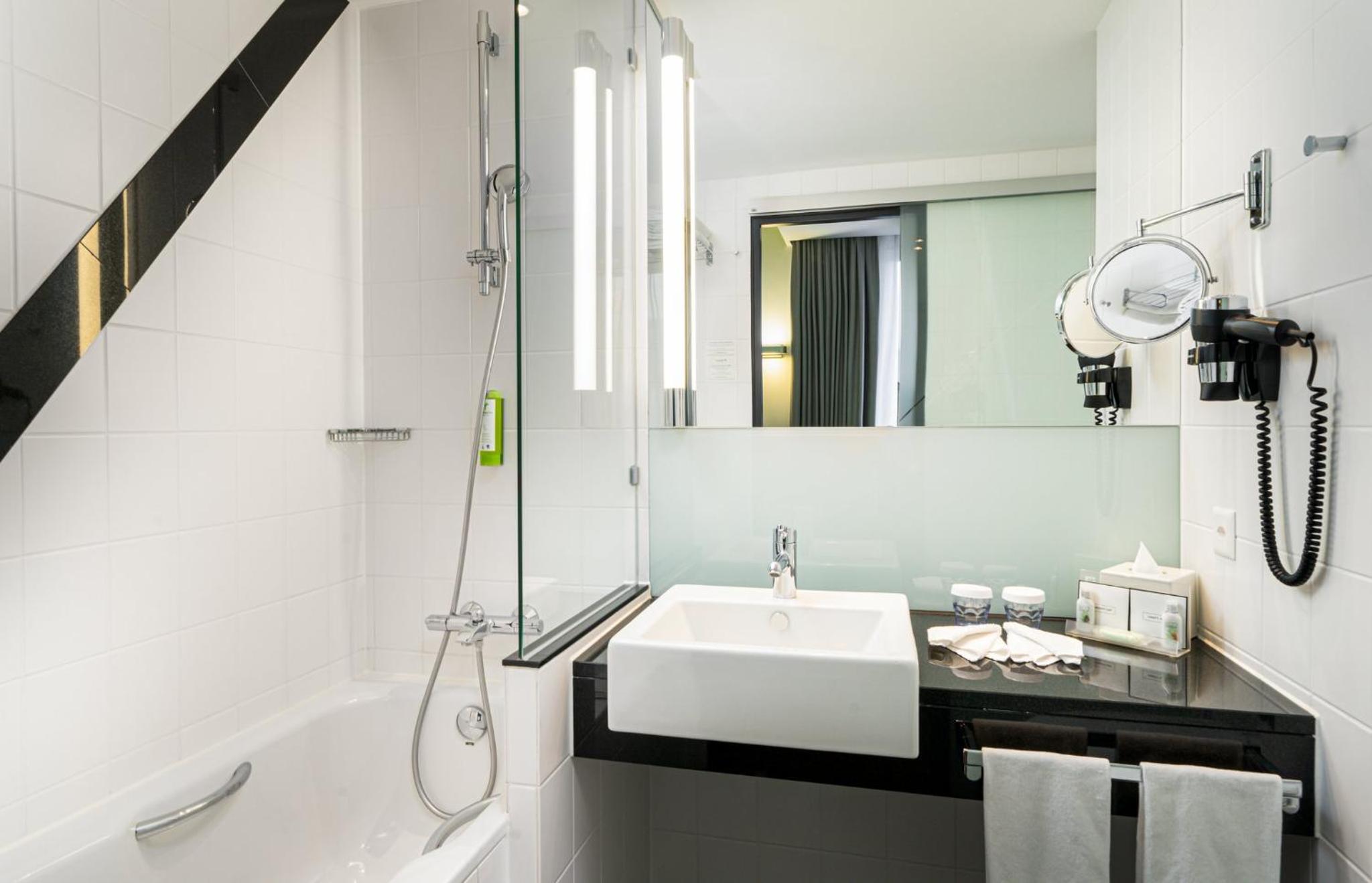Premium Corner King Room - Photo 3