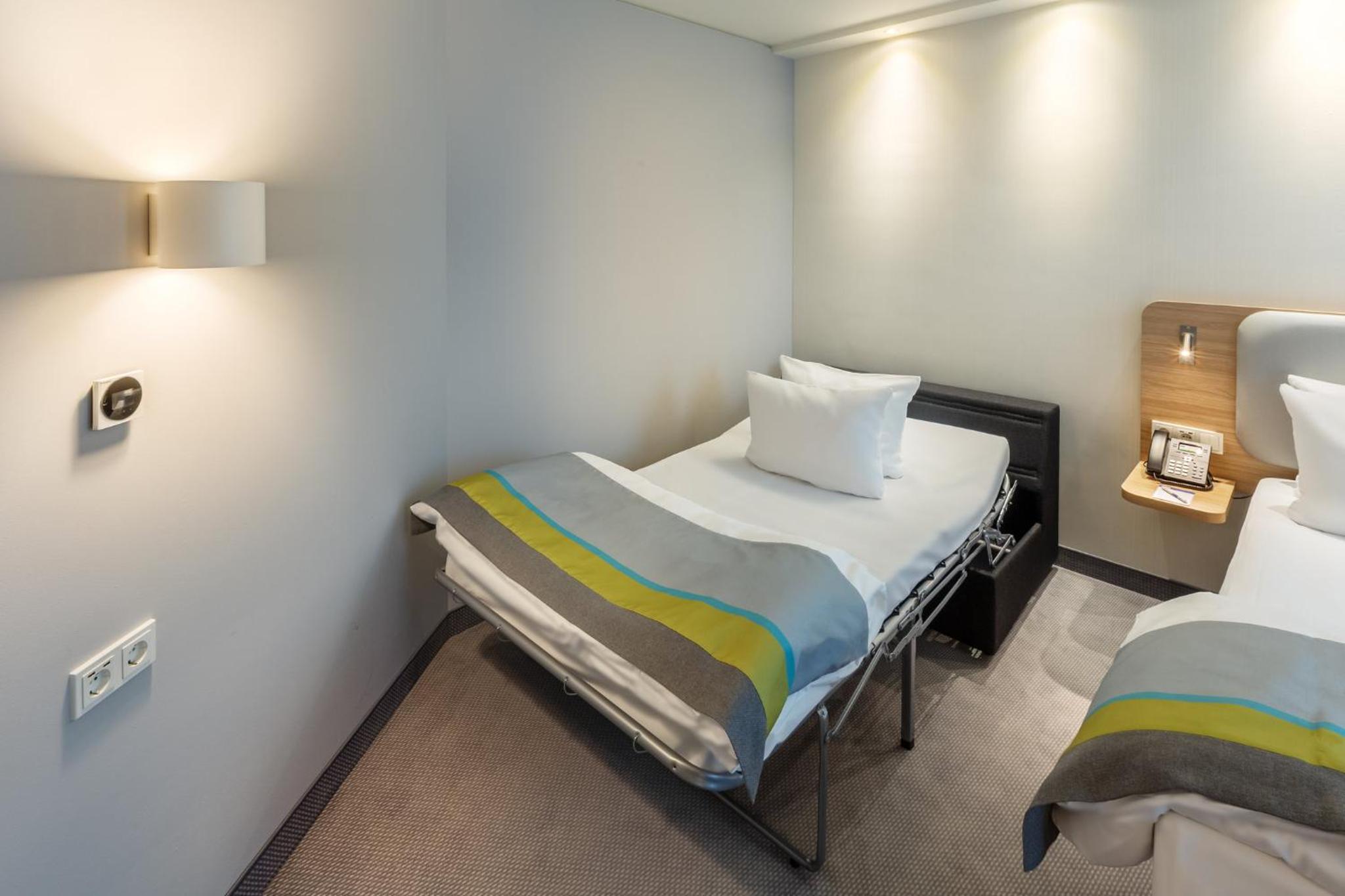 Standard Queen Room with Single Sofa Bed - Photo 13