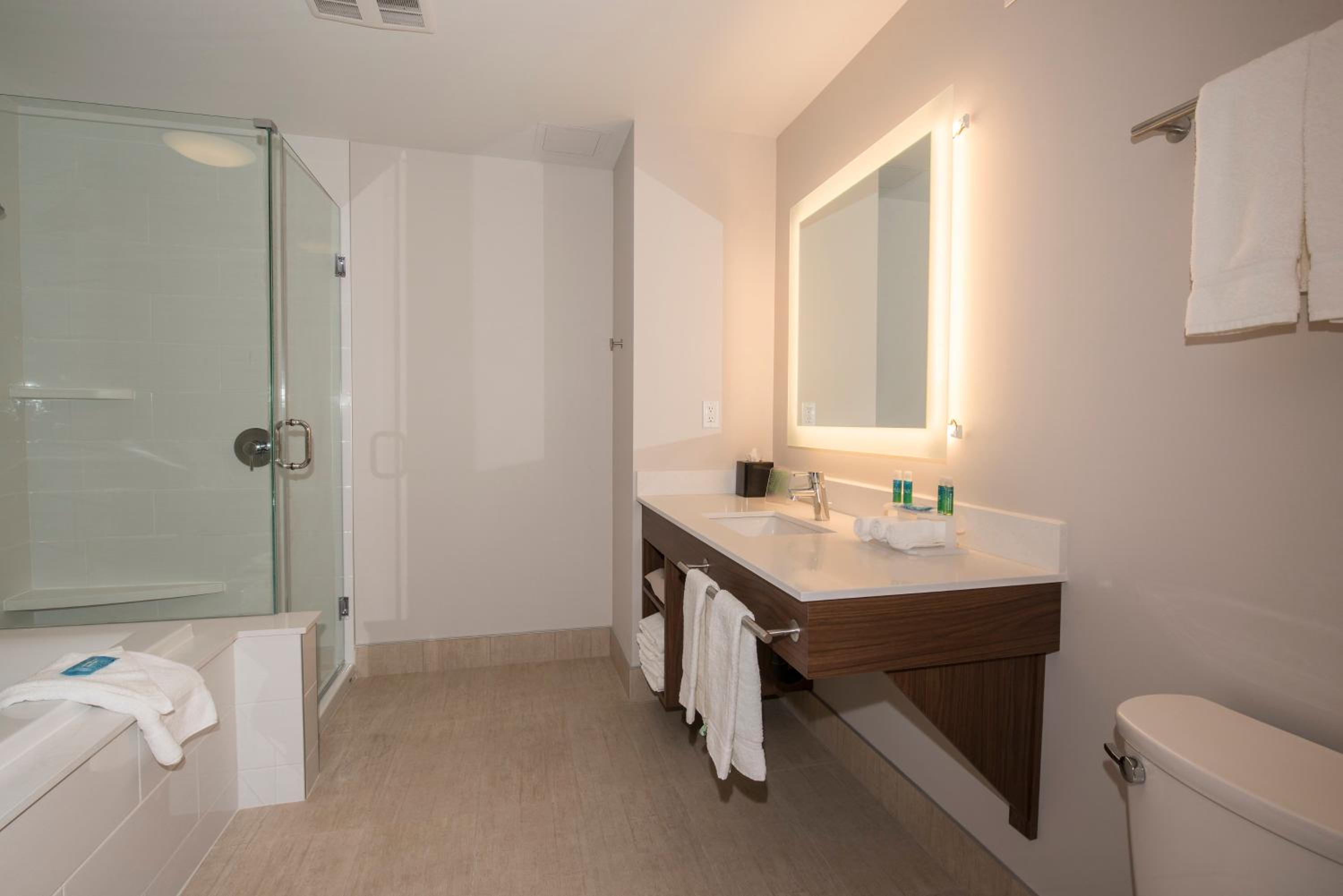 Holiday Inn Express & Suites Victoria-Colwood by IHG