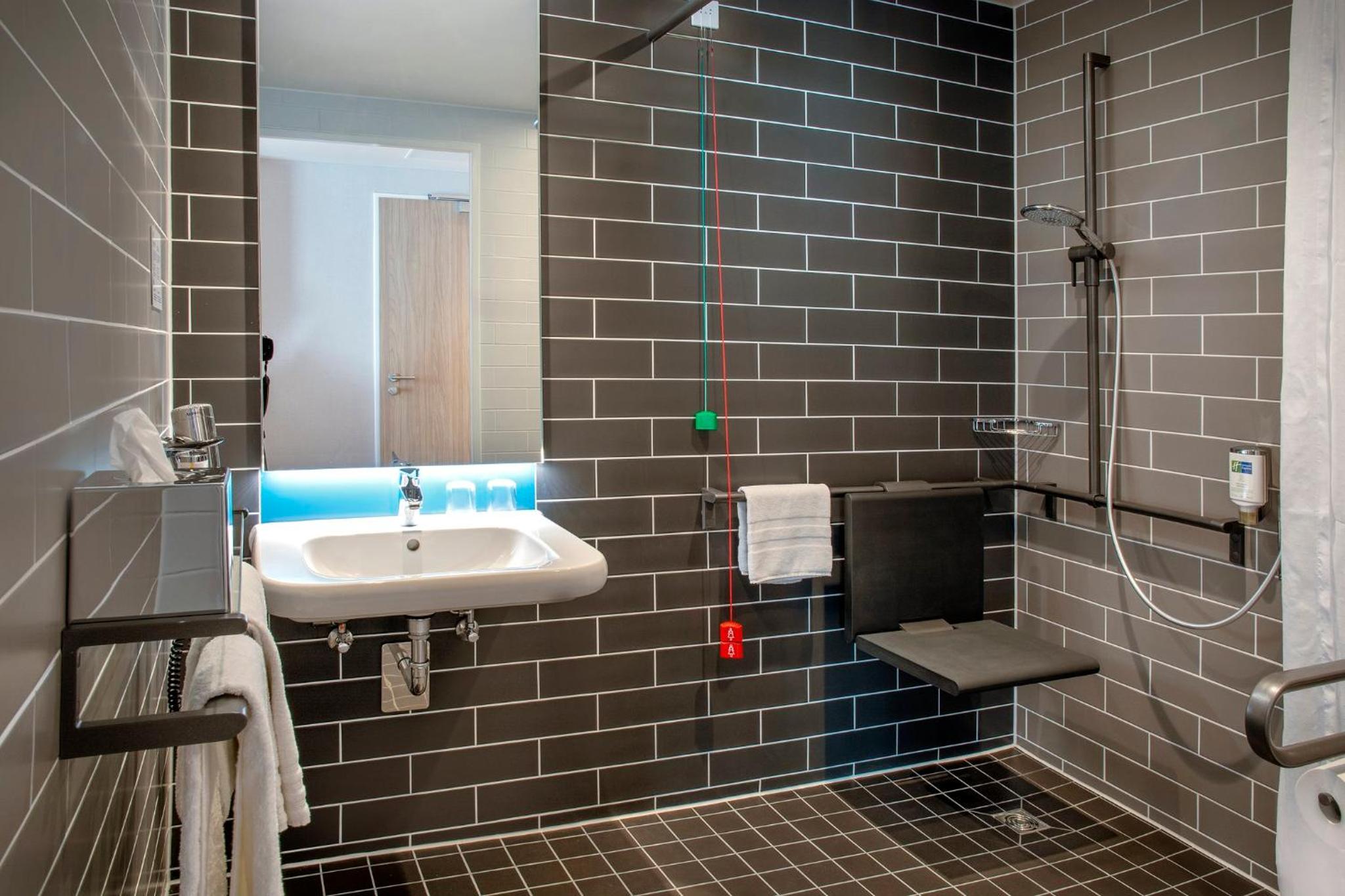 Double Room Mobility Access with Roll-In Shower - Non-Smoking photo 2