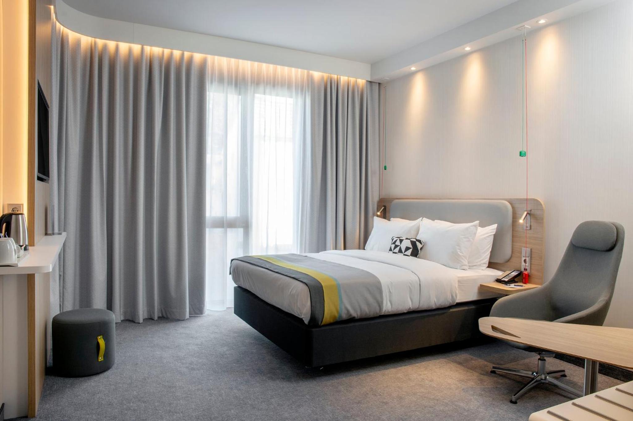 Double Room Mobility Access with Roll-In Shower - Non-Smoking photo 3