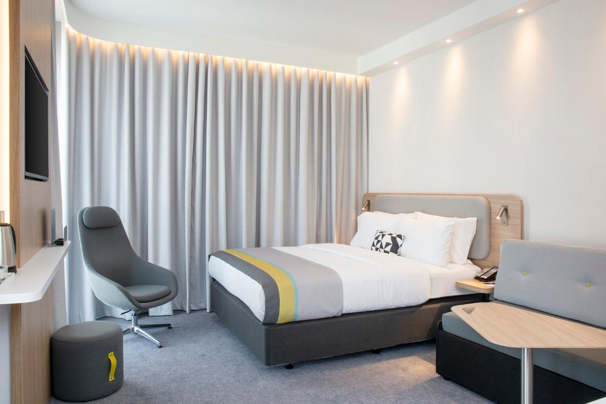Standard Queen Room with Single Sofa Bed photo 2