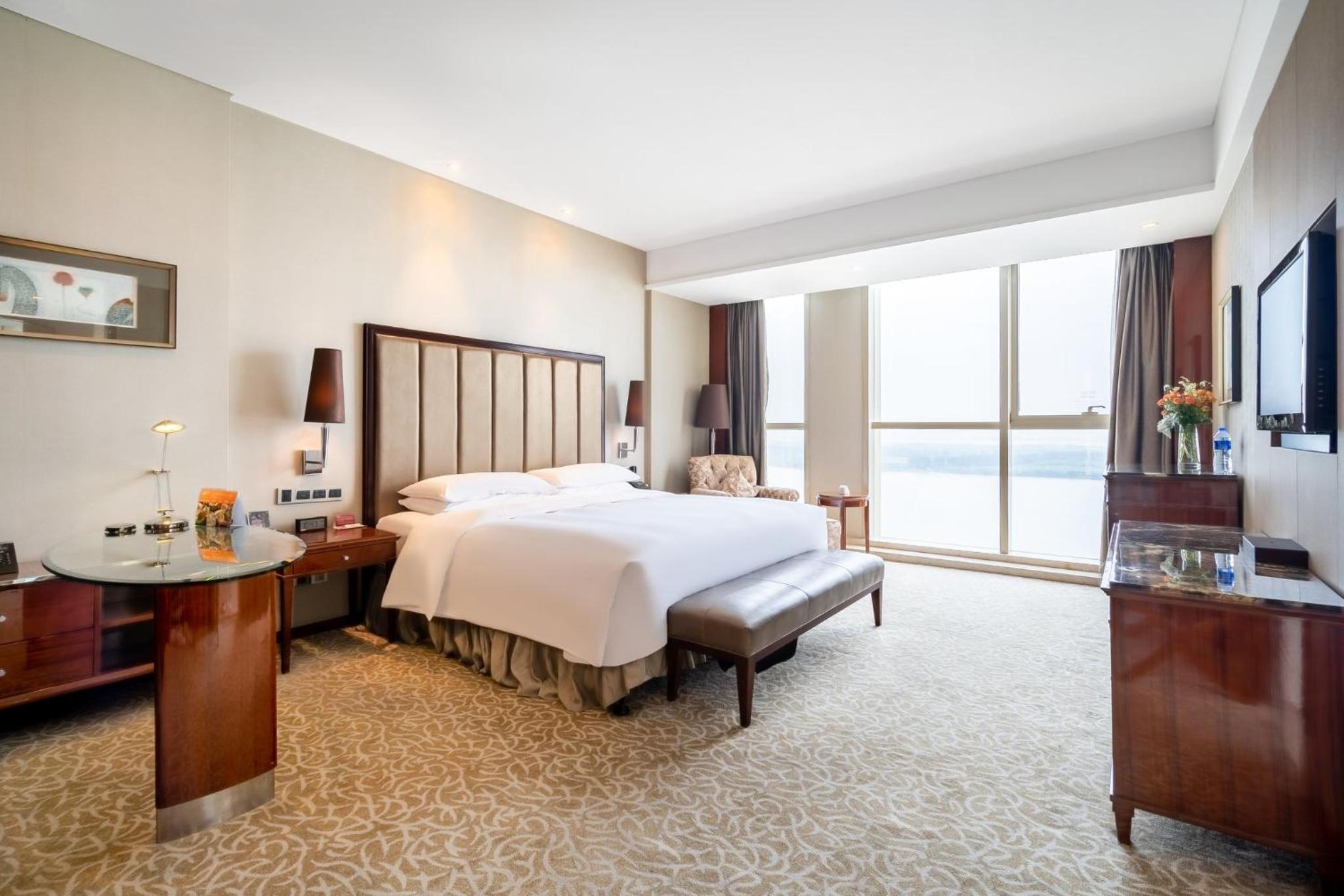 1 King Premium River view Lounge Access