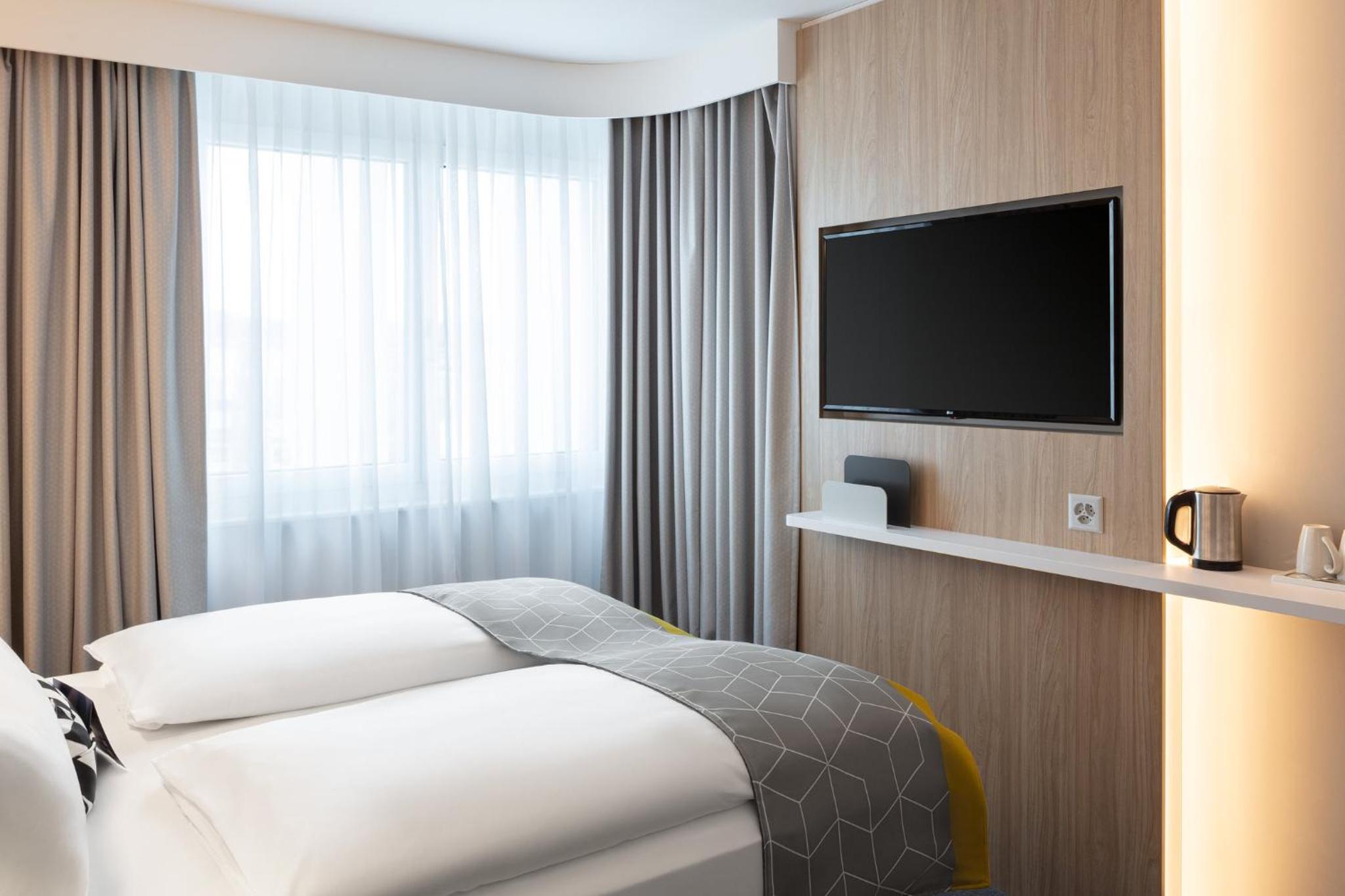 Standard Room with Free Breakfast - Photo 6