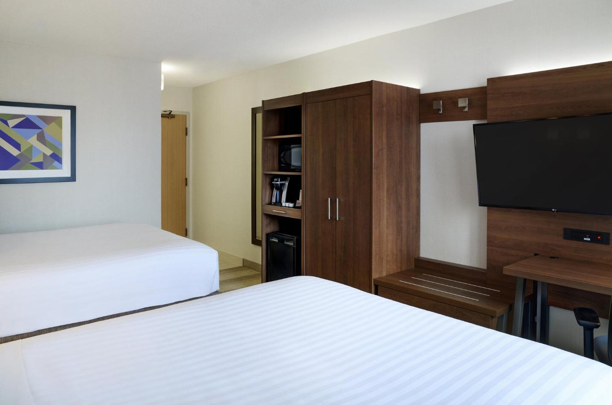 Standard Queen Room with Two Queen Beds - Photo 6