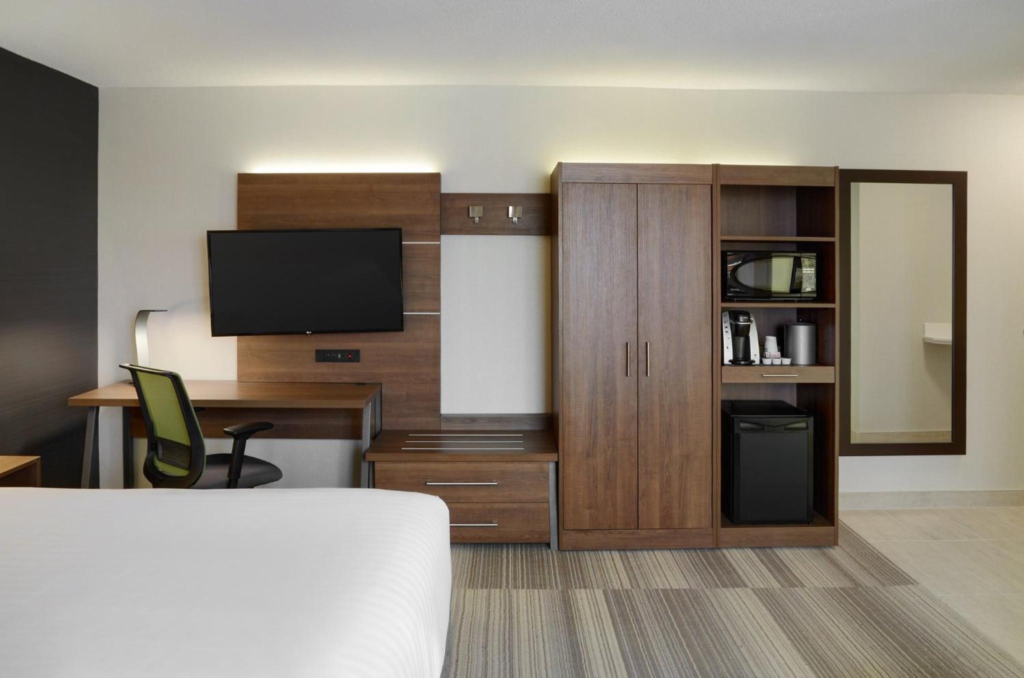 Standard King Room with Extra Space - Photo 6