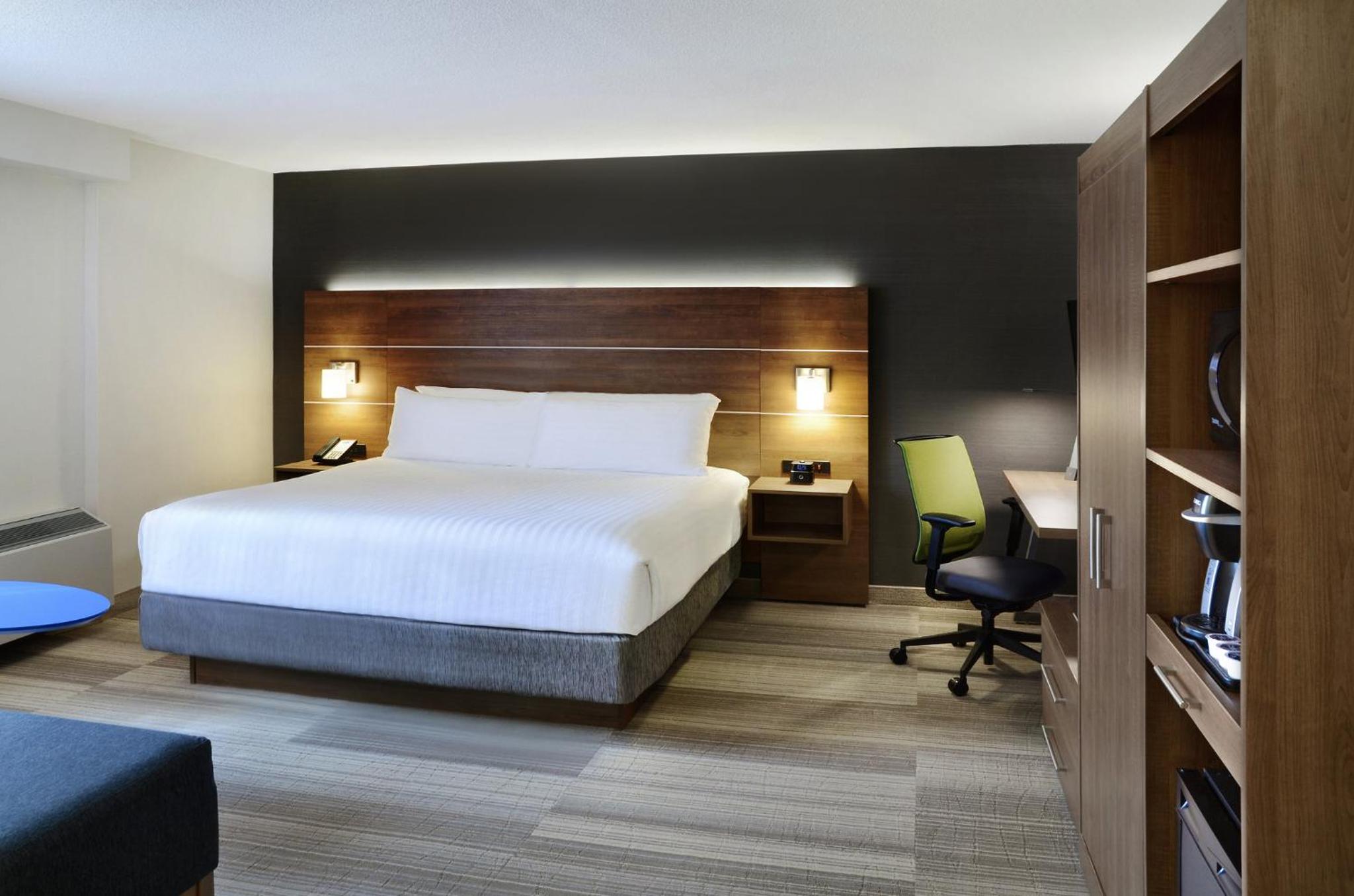 Standard King Room with Extra Space - Photo 2