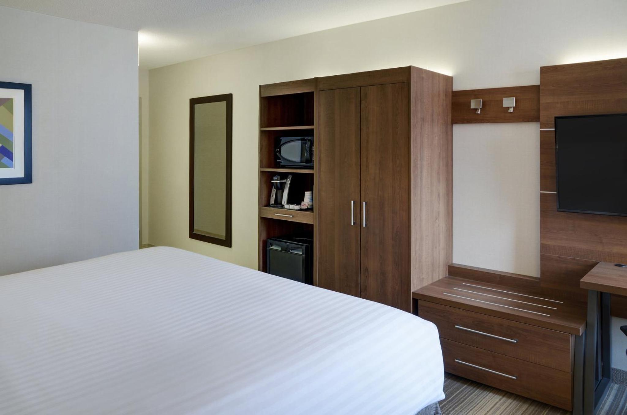 Standard King Room - Photo 6