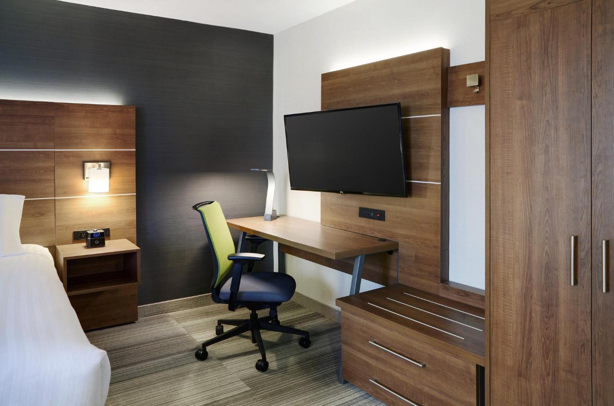 Standard King Room with Extra Space - Photo 4