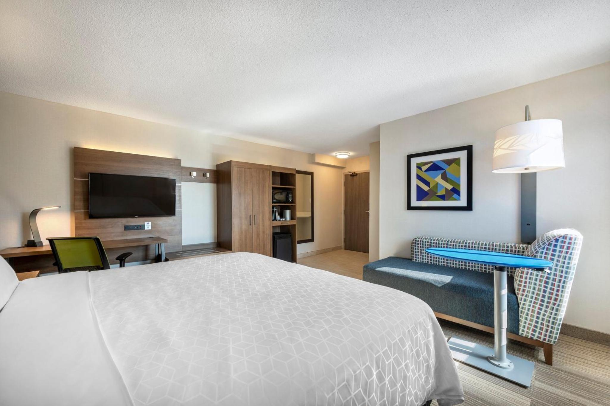 Standard King Room with Extra Space - Photo 1