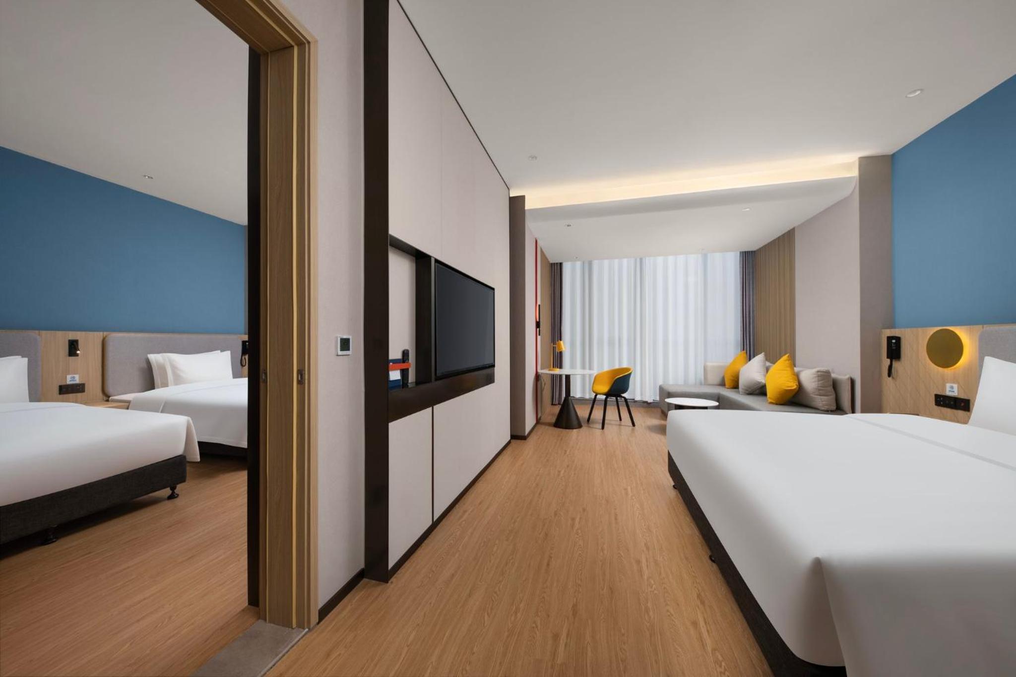 1 King Bed Accessible Mini-bar