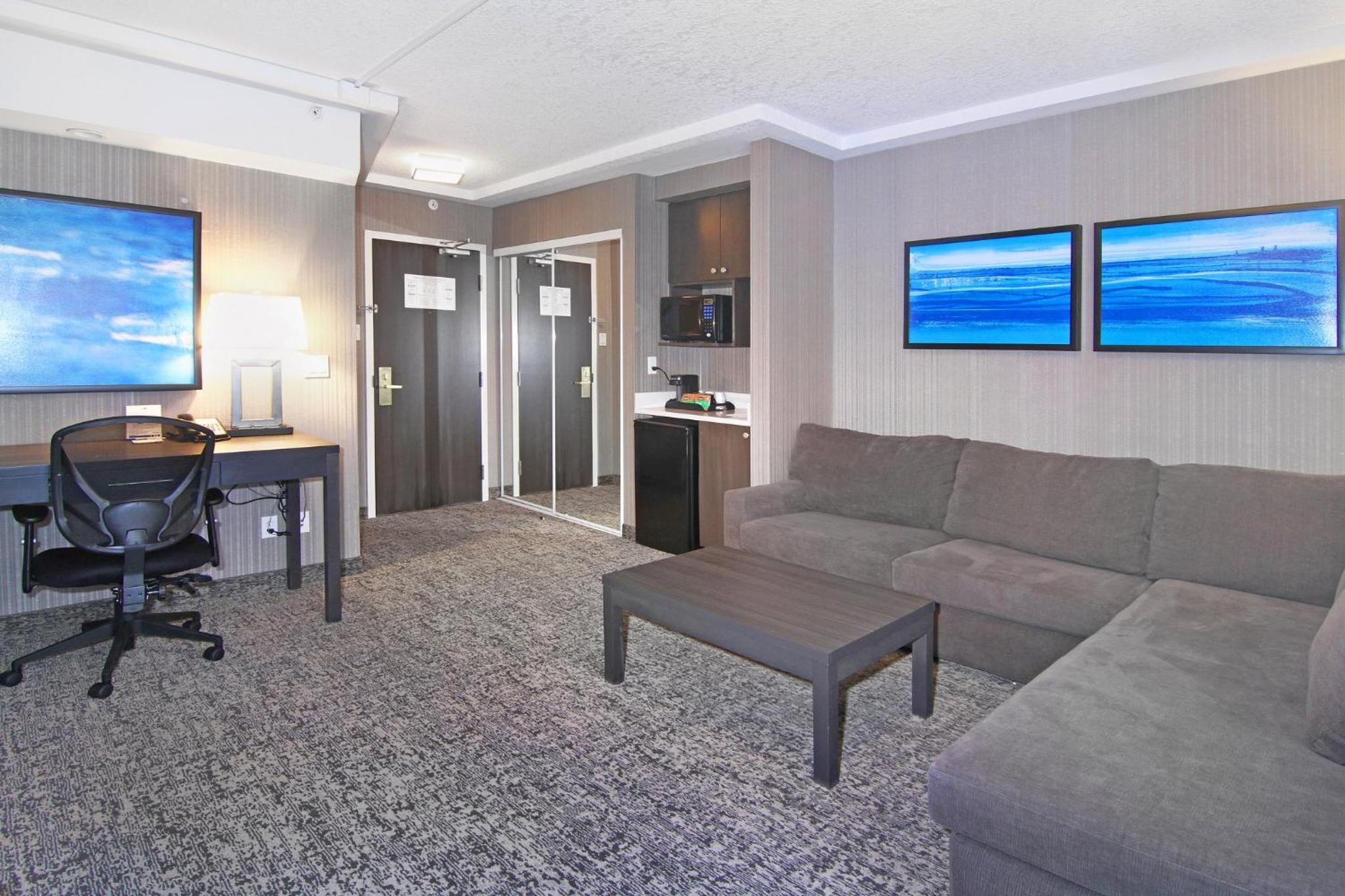 Standard King Room with Sofa Bed - Photo 5