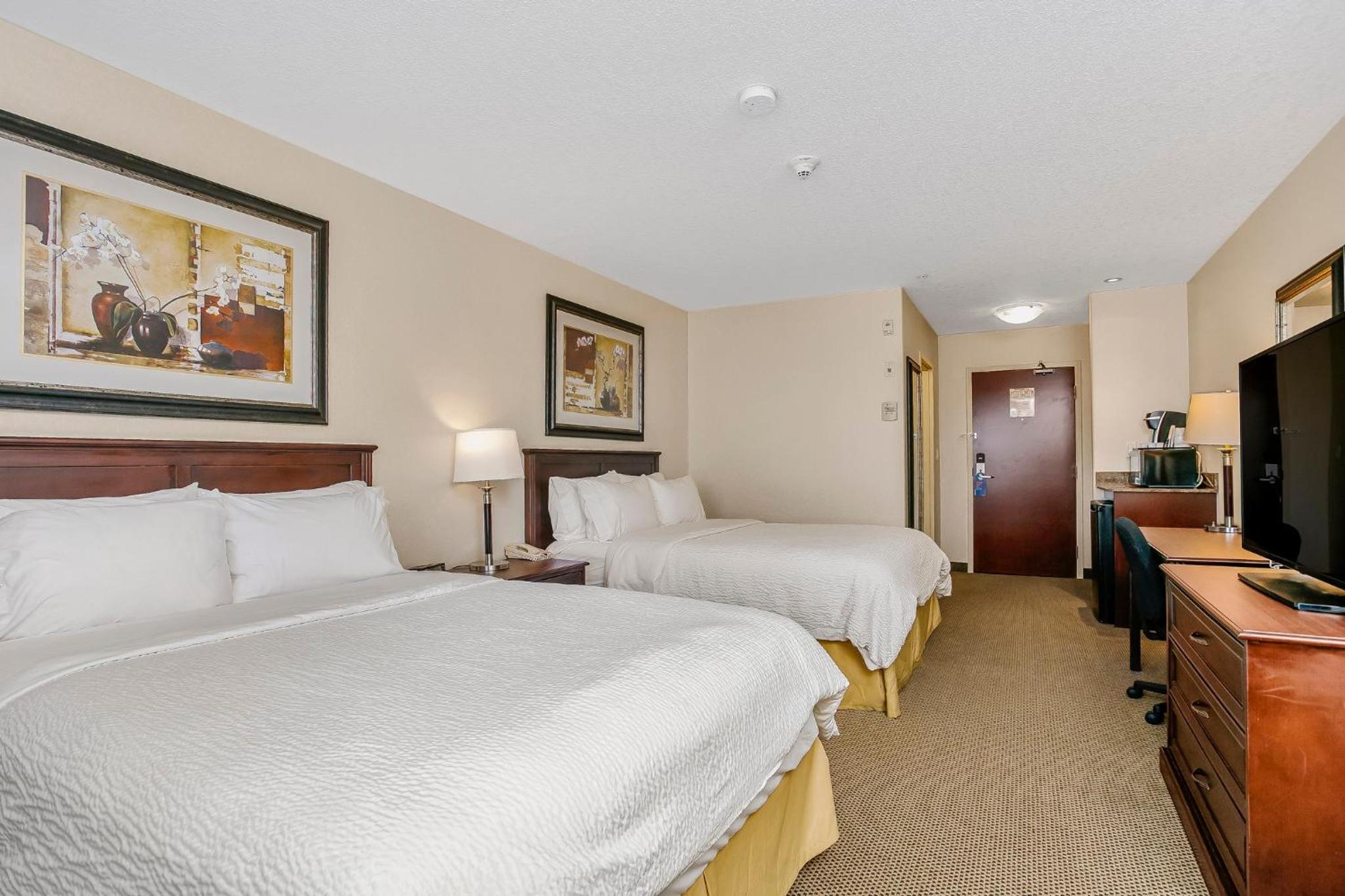 Standard Queen Room with Two Queen Beds - Photo 3