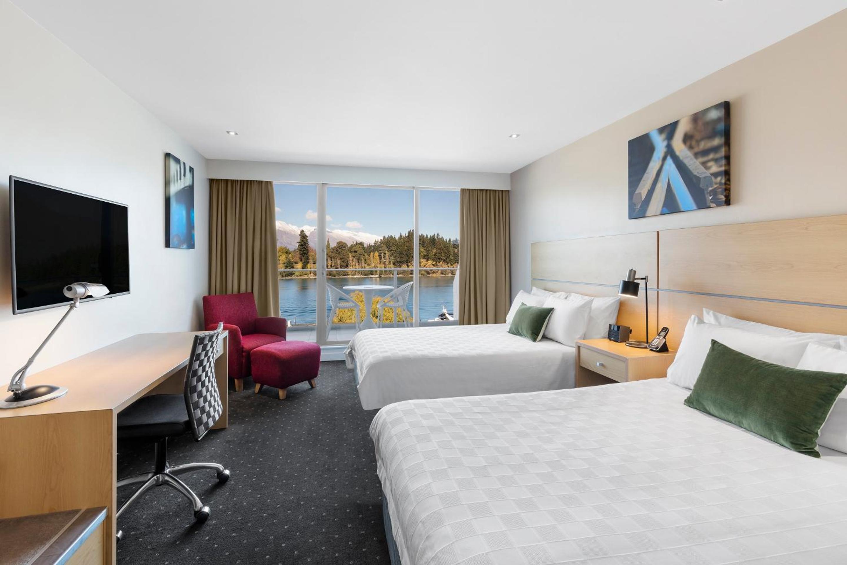 Lake View Twin with Balcony - 2 Queen beds - Photo 7