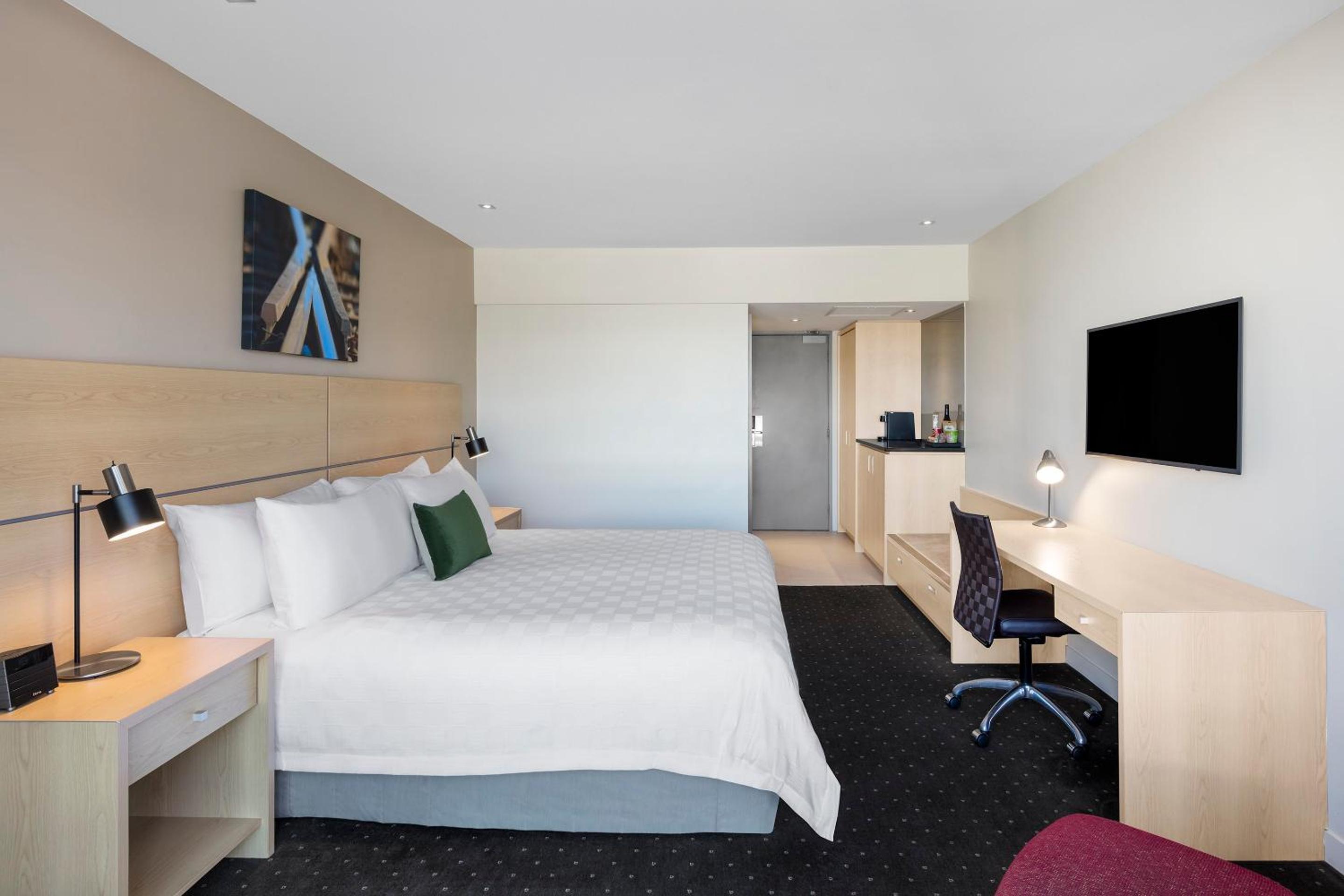 Standard King Room with Balcony - Photo 10