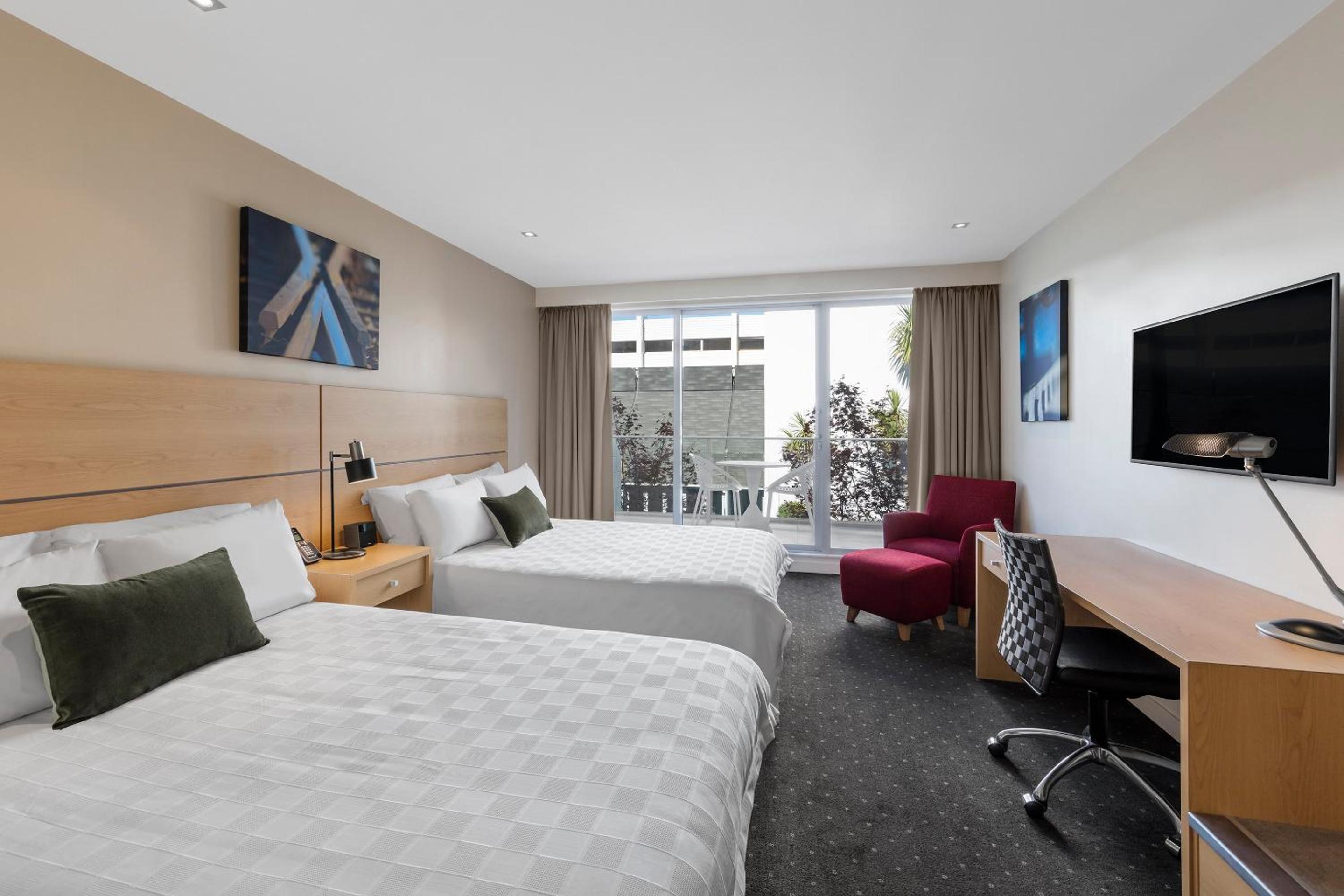 Standard Room with Two Queen Beds - Photo 4